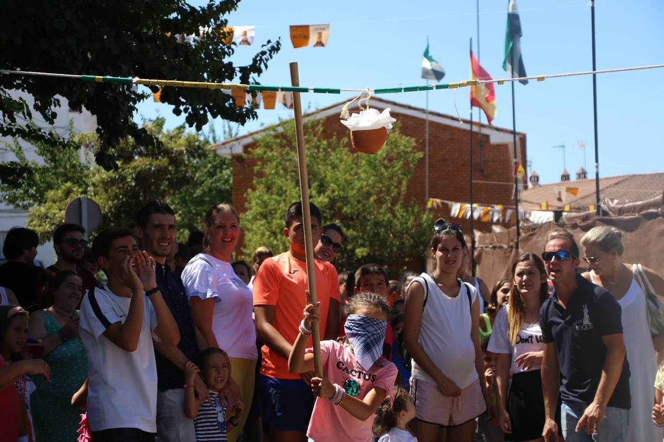 El popular barrio de 'San Roque' ha acogido, esta mañana, la primera jornada de su tradicional «velá». La cita ha comenzado con el despertar del barrio con repiques de campana y ha continuado con la tradicional ceremonia de la bendición de animales, los juegos infantiles, una gran tómbola y la fiesta de la espuma. 