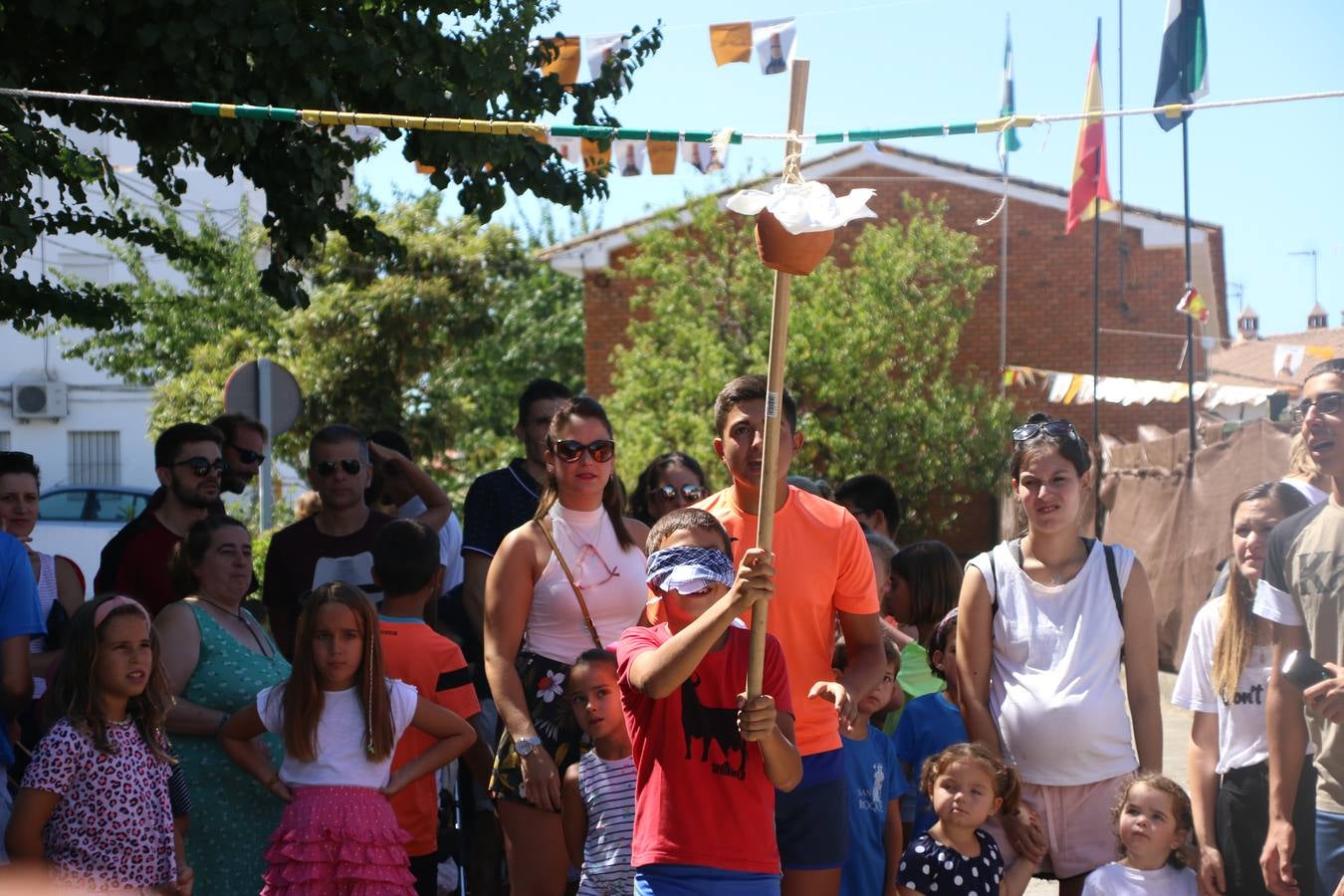 El popular barrio de 'San Roque' ha acogido, esta mañana, la primera jornada de su tradicional «velá». La cita ha comenzado con el despertar del barrio con repiques de campana y ha continuado con la tradicional ceremonia de la bendición de animales, los juegos infantiles, una gran tómbola y la fiesta de la espuma. 