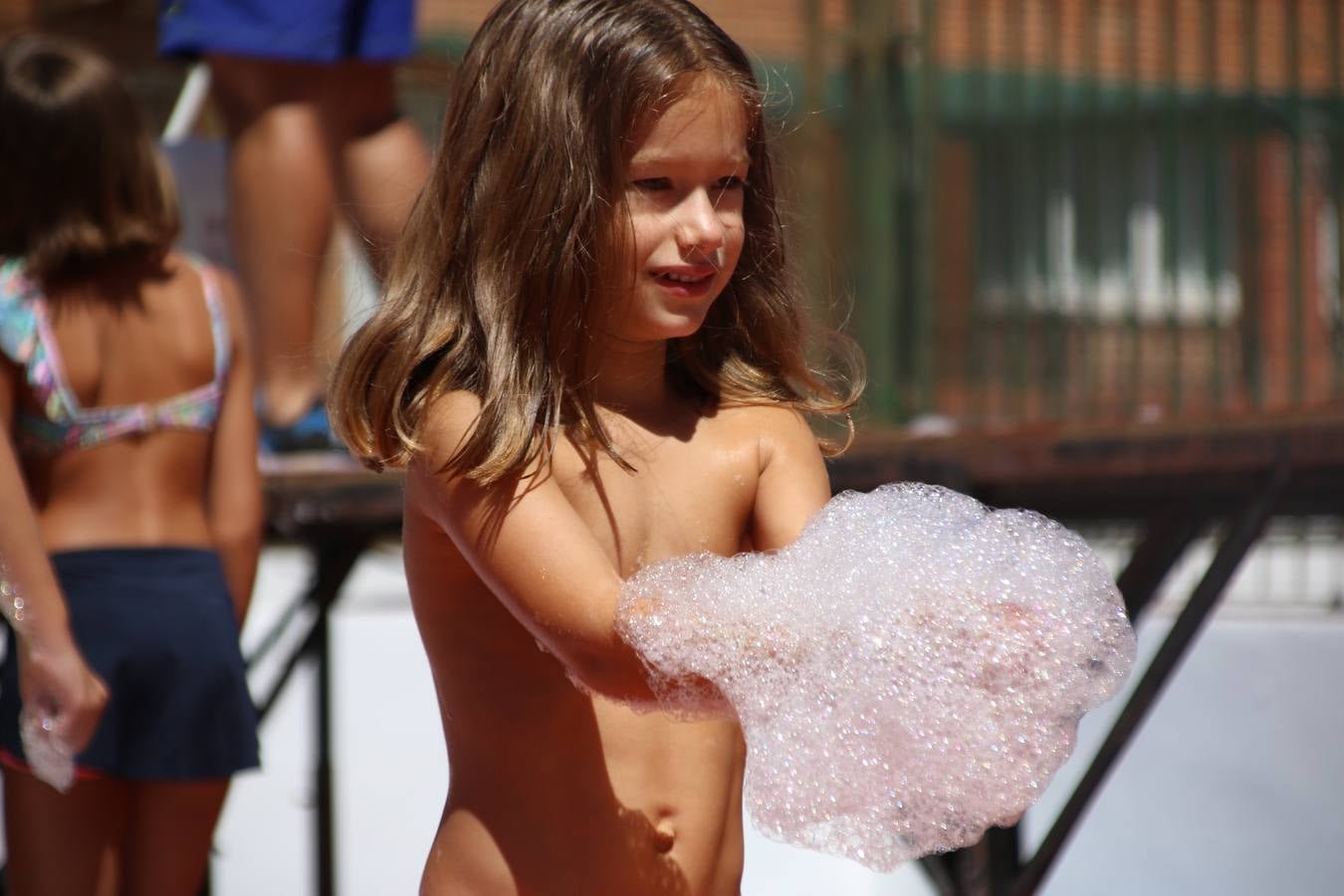 El popular barrio de 'San Roque' ha acogido, esta mañana, la primera jornada de su tradicional «velá». La cita ha comenzado con el despertar del barrio con repiques de campana y ha continuado con la tradicional ceremonia de la bendición de animales, los juegos infantiles, una gran tómbola y la fiesta de la espuma. 