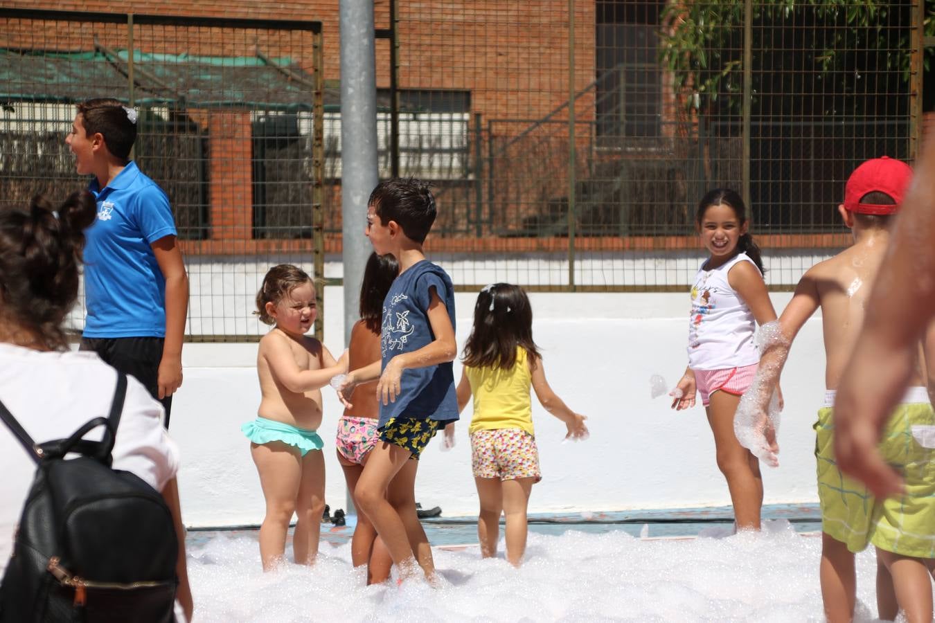 El popular barrio de 'San Roque' ha acogido, esta mañana, la primera jornada de su tradicional «velá». La cita ha comenzado con el despertar del barrio con repiques de campana y ha continuado con la tradicional ceremonia de la bendición de animales, los juegos infantiles, una gran tómbola y la fiesta de la espuma. 
