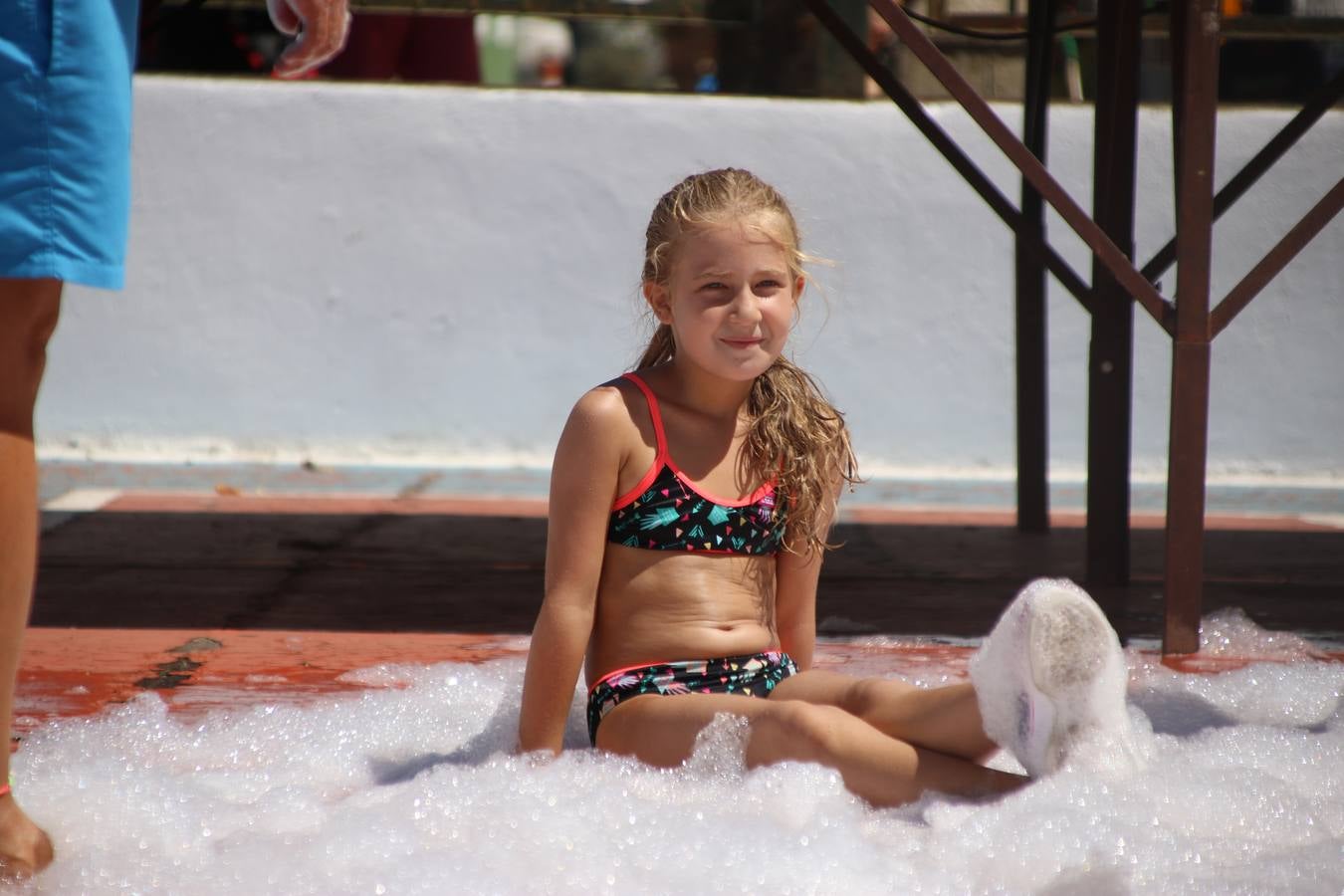 El popular barrio de 'San Roque' ha acogido, esta mañana, la primera jornada de su tradicional «velá». La cita ha comenzado con el despertar del barrio con repiques de campana y ha continuado con la tradicional ceremonia de la bendición de animales, los juegos infantiles, una gran tómbola y la fiesta de la espuma. 