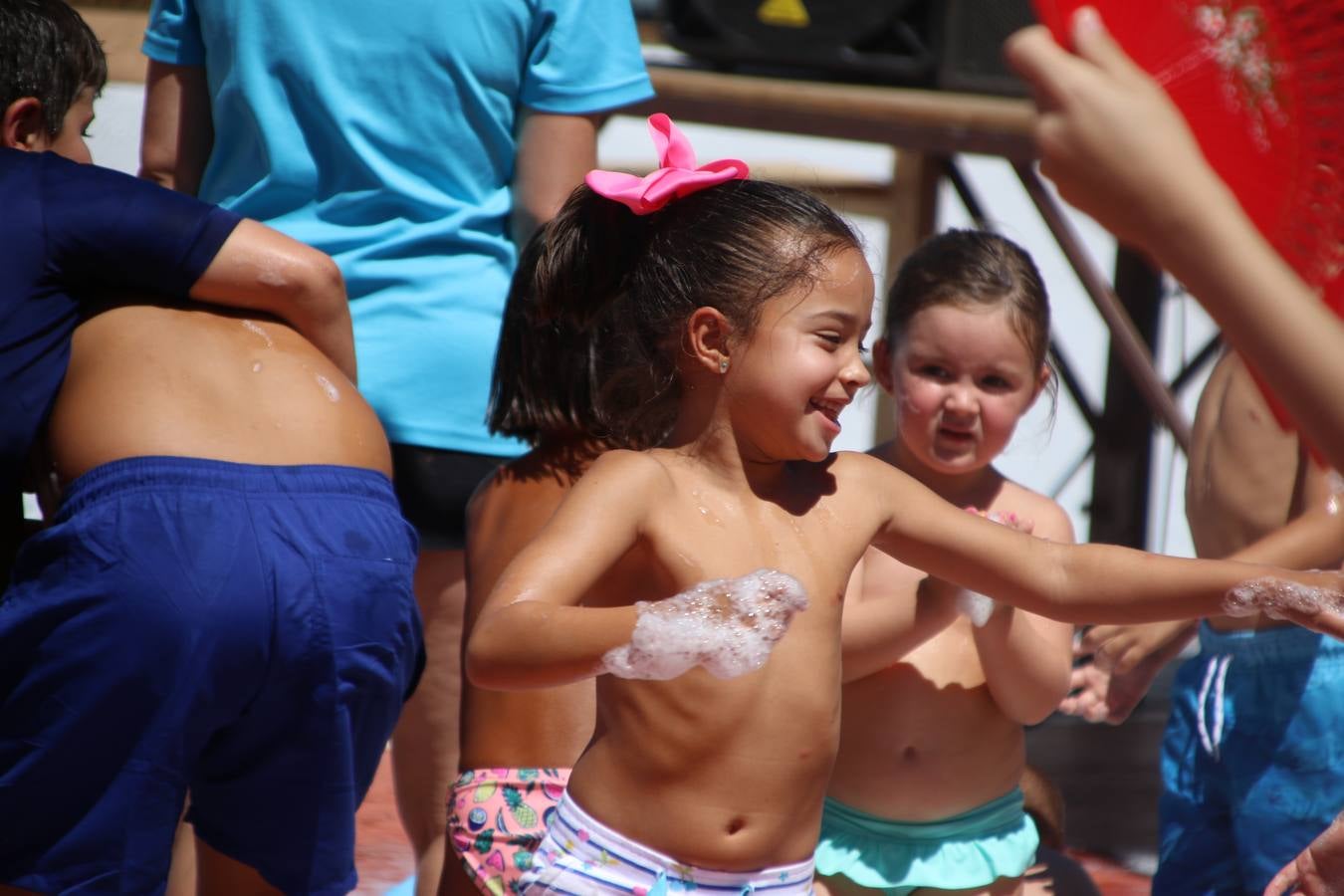 El popular barrio de 'San Roque' ha acogido, esta mañana, la primera jornada de su tradicional «velá». La cita ha comenzado con el despertar del barrio con repiques de campana y ha continuado con la tradicional ceremonia de la bendición de animales, los juegos infantiles, una gran tómbola y la fiesta de la espuma. 