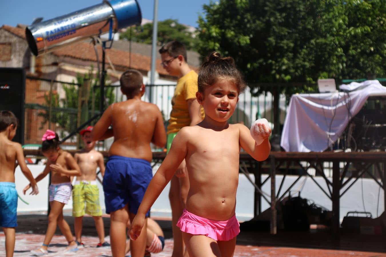 El popular barrio de 'San Roque' ha acogido, esta mañana, la primera jornada de su tradicional «velá». La cita ha comenzado con el despertar del barrio con repiques de campana y ha continuado con la tradicional ceremonia de la bendición de animales, los juegos infantiles, una gran tómbola y la fiesta de la espuma. 