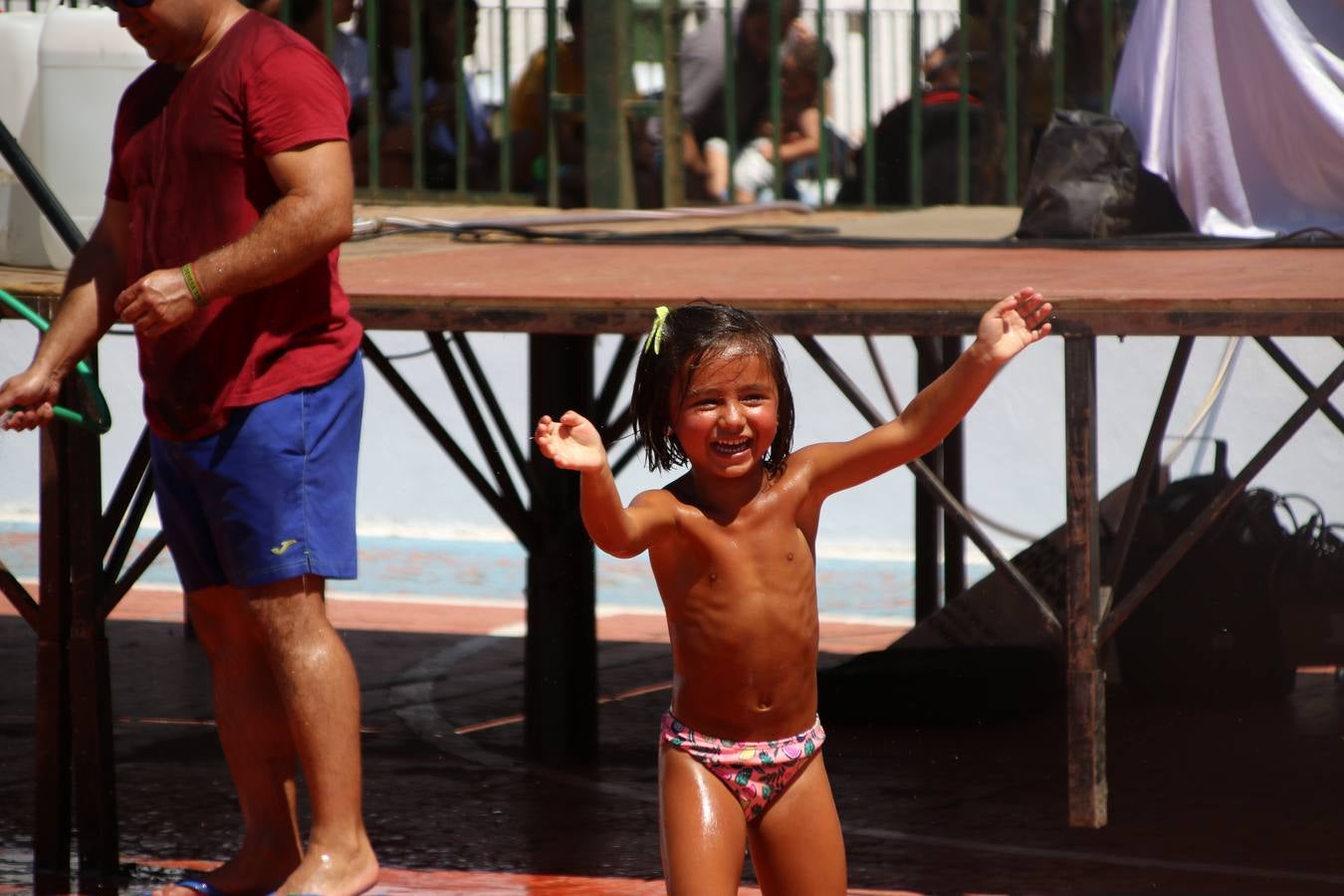 El popular barrio de 'San Roque' ha acogido, esta mañana, la primera jornada de su tradicional «velá». La cita ha comenzado con el despertar del barrio con repiques de campana y ha continuado con la tradicional ceremonia de la bendición de animales, los juegos infantiles, una gran tómbola y la fiesta de la espuma. 