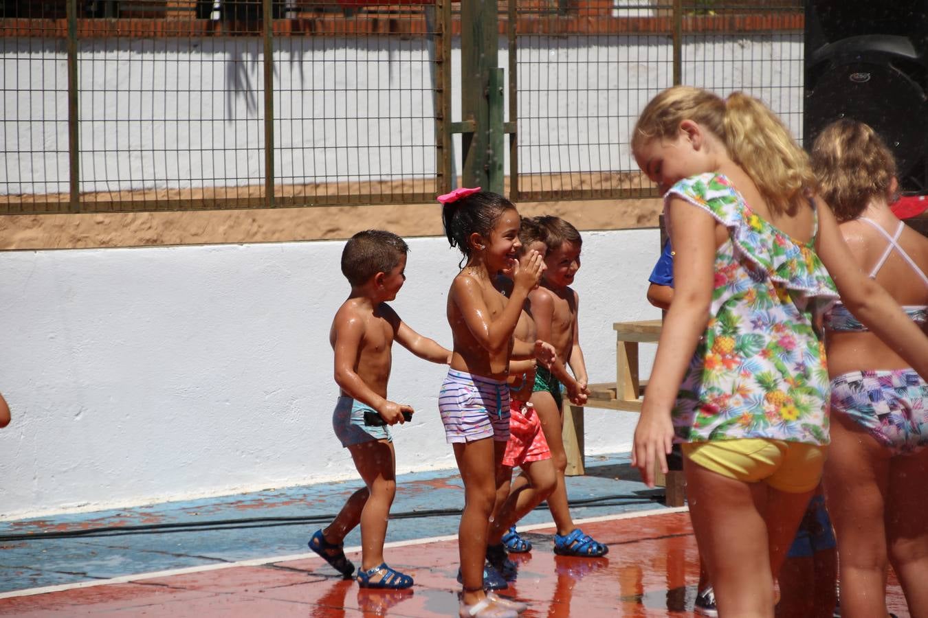 El popular barrio de 'San Roque' ha acogido, esta mañana, la primera jornada de su tradicional «velá». La cita ha comenzado con el despertar del barrio con repiques de campana y ha continuado con la tradicional ceremonia de la bendición de animales, los juegos infantiles, una gran tómbola y la fiesta de la espuma. 
