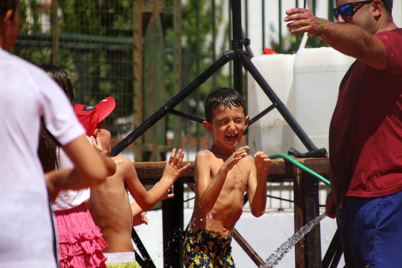 El popular barrio de 'San Roque' ha acogido, esta mañana, la primera jornada de su tradicional «velá». La cita ha comenzado con el despertar del barrio con repiques de campana y ha continuado con la tradicional ceremonia de la bendición de animales, los juegos infantiles, una gran tómbola y la fiesta de la espuma. 