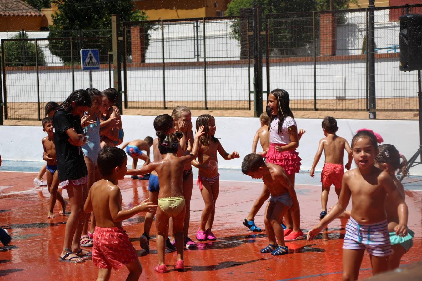 El popular barrio de 'San Roque' ha acogido, esta mañana, la primera jornada de su tradicional «velá». La cita ha comenzado con el despertar del barrio con repiques de campana y ha continuado con la tradicional ceremonia de la bendición de animales, los juegos infantiles, una gran tómbola y la fiesta de la espuma. 