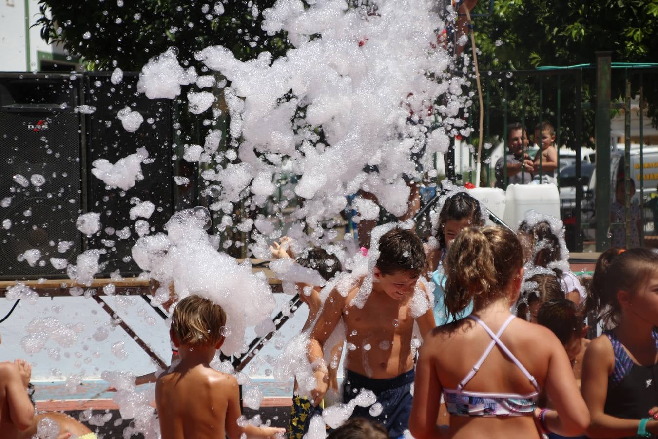 El popular barrio de 'San Roque' ha acogido, esta mañana, la primera jornada de su tradicional «velá». La cita ha comenzado con el despertar del barrio con repiques de campana y ha continuado con la tradicional ceremonia de la bendición de animales, los juegos infantiles, una gran tómbola y la fiesta de la espuma. 