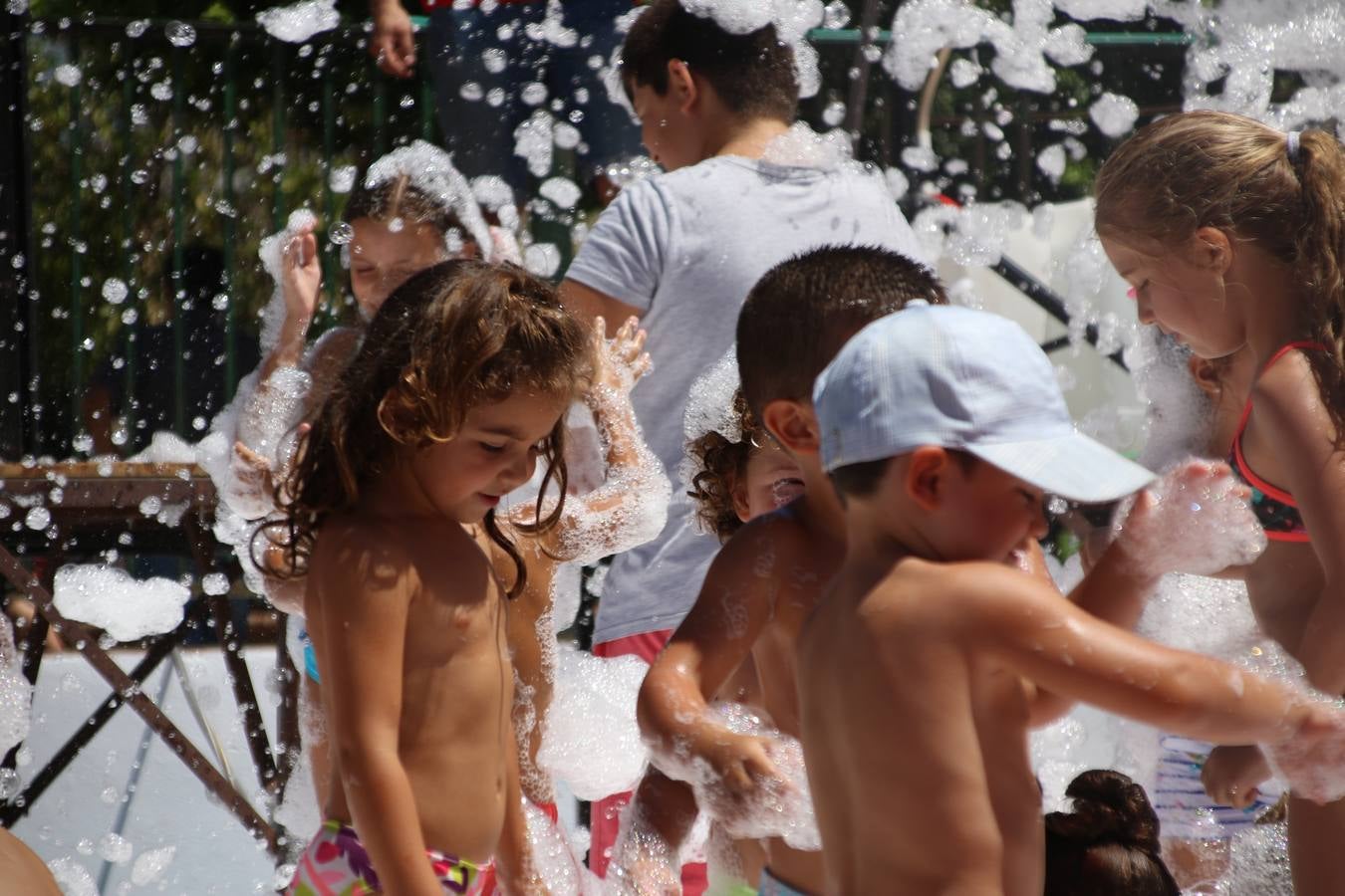 El popular barrio de 'San Roque' ha acogido, esta mañana, la primera jornada de su tradicional «velá». La cita ha comenzado con el despertar del barrio con repiques de campana y ha continuado con la tradicional ceremonia de la bendición de animales, los juegos infantiles, una gran tómbola y la fiesta de la espuma. 