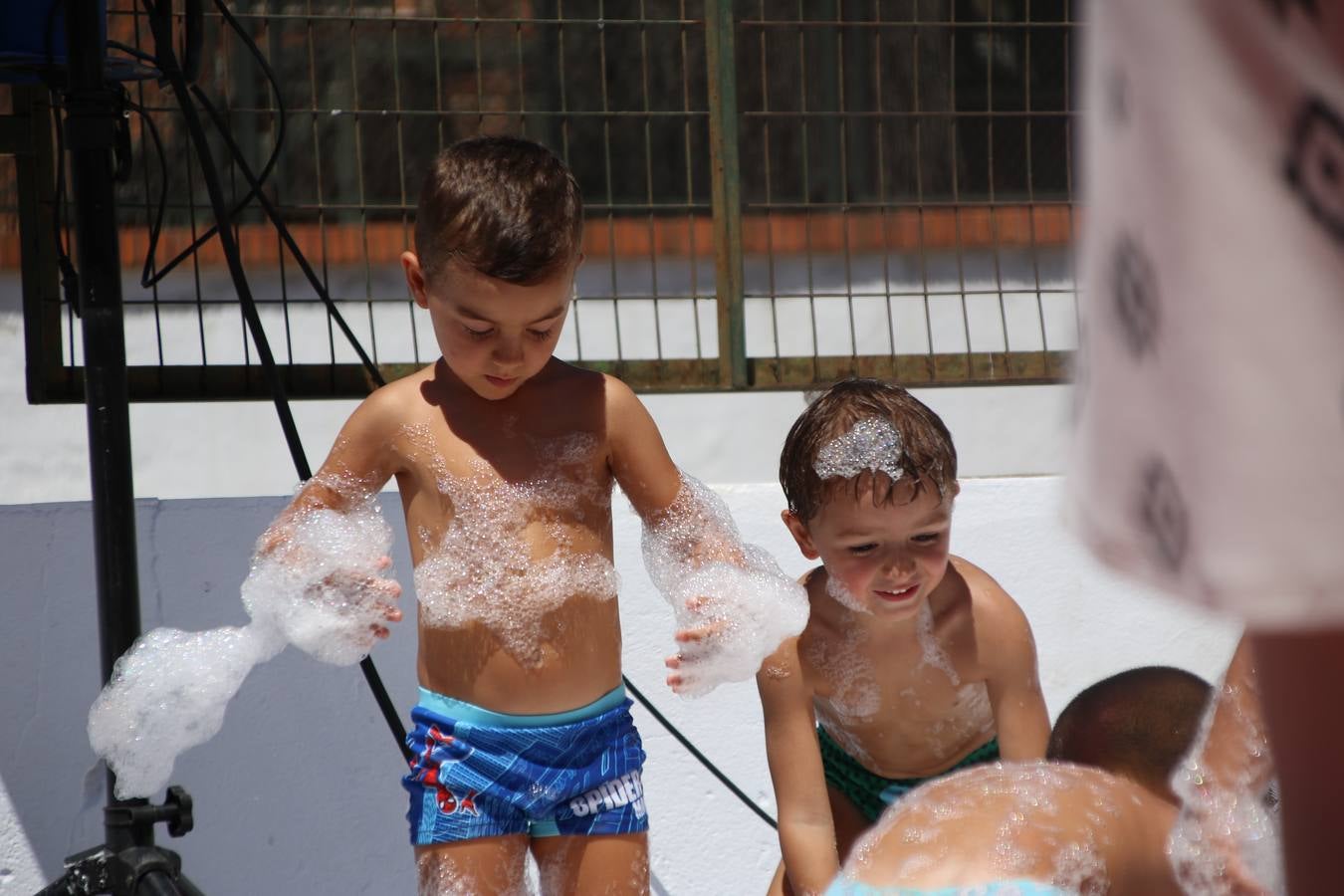 El popular barrio de 'San Roque' ha acogido, esta mañana, la primera jornada de su tradicional «velá». La cita ha comenzado con el despertar del barrio con repiques de campana y ha continuado con la tradicional ceremonia de la bendición de animales, los juegos infantiles, una gran tómbola y la fiesta de la espuma. 