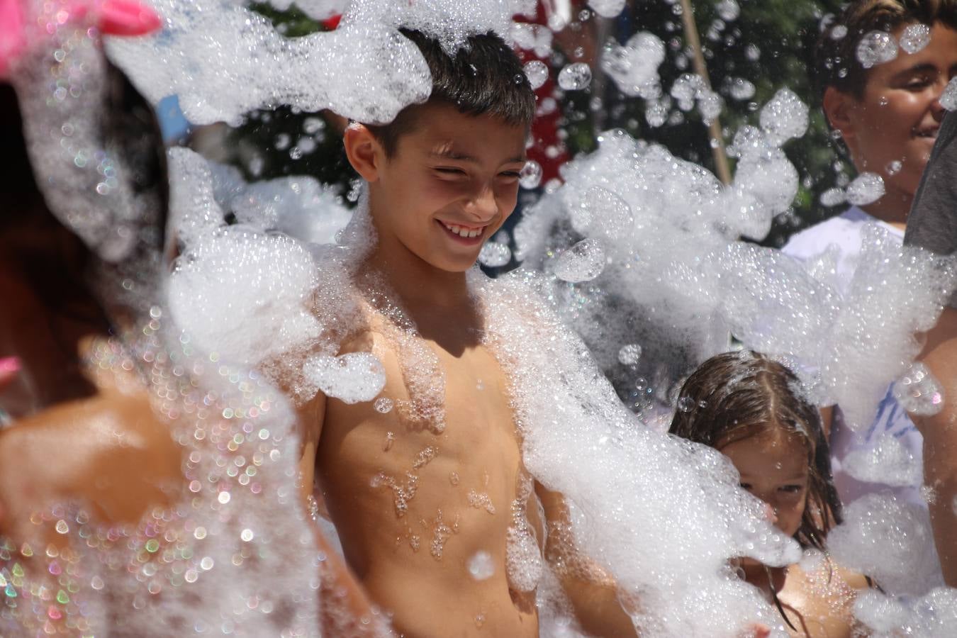 El popular barrio de 'San Roque' ha acogido, esta mañana, la primera jornada de su tradicional «velá». La cita ha comenzado con el despertar del barrio con repiques de campana y ha continuado con la tradicional ceremonia de la bendición de animales, los juegos infantiles, una gran tómbola y la fiesta de la espuma. 