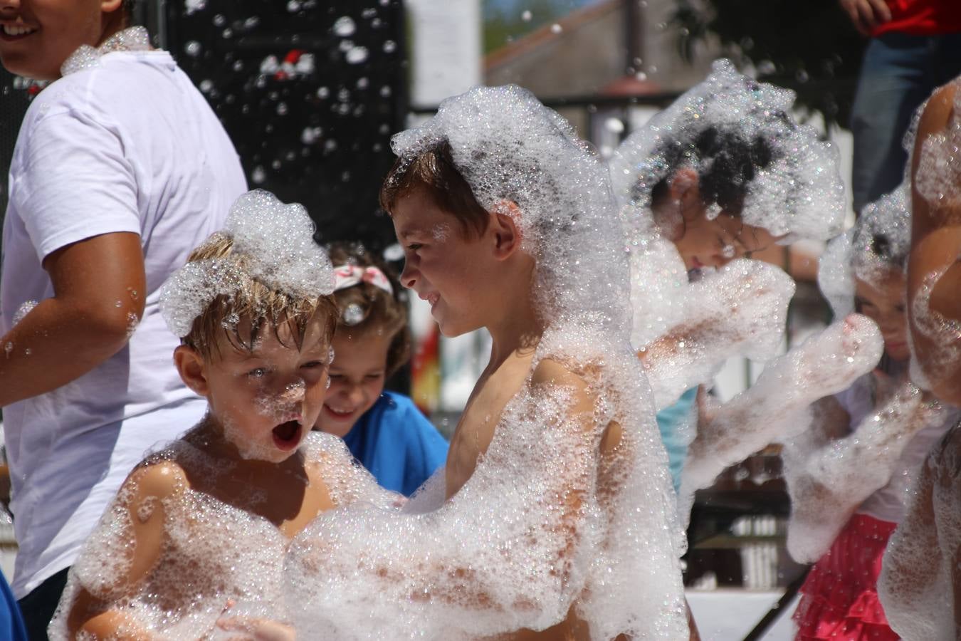 El popular barrio de 'San Roque' ha acogido, esta mañana, la primera jornada de su tradicional «velá». La cita ha comenzado con el despertar del barrio con repiques de campana y ha continuado con la tradicional ceremonia de la bendición de animales, los juegos infantiles, una gran tómbola y la fiesta de la espuma. 