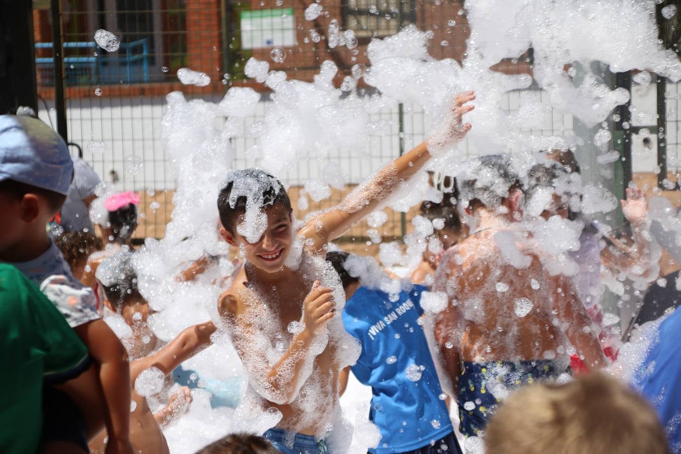 El popular barrio de 'San Roque' ha acogido, esta mañana, la primera jornada de su tradicional «velá». La cita ha comenzado con el despertar del barrio con repiques de campana y ha continuado con la tradicional ceremonia de la bendición de animales, los juegos infantiles, una gran tómbola y la fiesta de la espuma. 