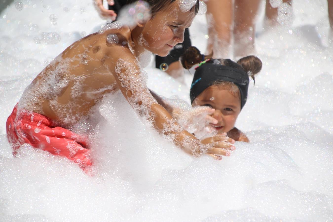El popular barrio de 'San Roque' ha acogido, esta mañana, la primera jornada de su tradicional «velá». La cita ha comenzado con el despertar del barrio con repiques de campana y ha continuado con la tradicional ceremonia de la bendición de animales, los juegos infantiles, una gran tómbola y la fiesta de la espuma. 