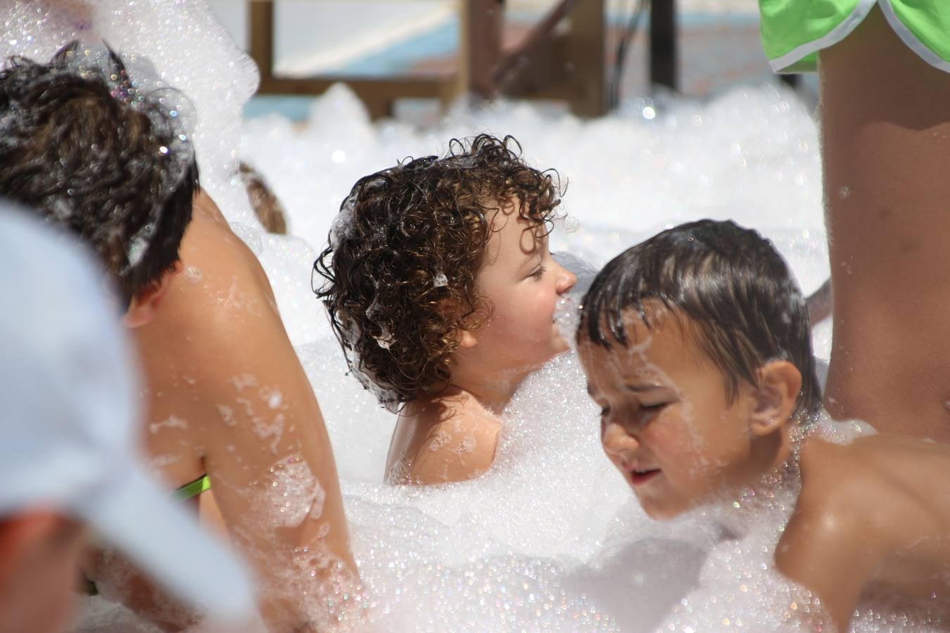 El popular barrio de 'San Roque' ha acogido, esta mañana, la primera jornada de su tradicional «velá». La cita ha comenzado con el despertar del barrio con repiques de campana y ha continuado con la tradicional ceremonia de la bendición de animales, los juegos infantiles, una gran tómbola y la fiesta de la espuma. 