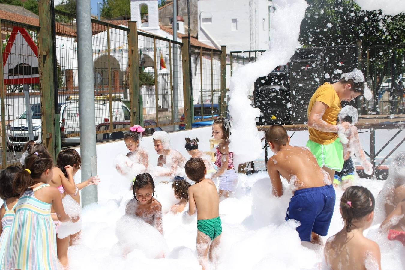 El popular barrio de 'San Roque' ha acogido, esta mañana, la primera jornada de su tradicional «velá». La cita ha comenzado con el despertar del barrio con repiques de campana y ha continuado con la tradicional ceremonia de la bendición de animales, los juegos infantiles, una gran tómbola y la fiesta de la espuma. 