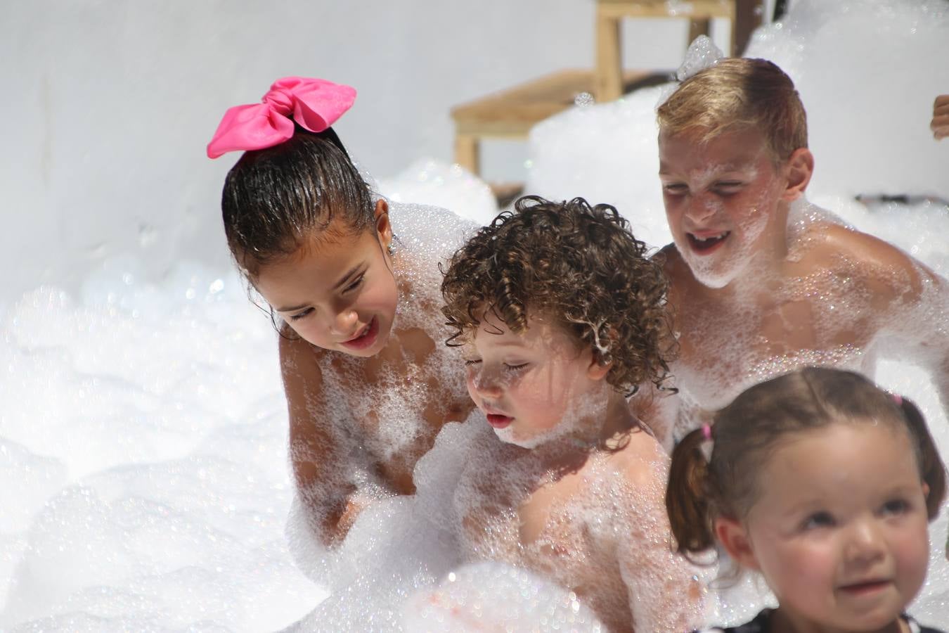El popular barrio de 'San Roque' ha acogido, esta mañana, la primera jornada de su tradicional «velá». La cita ha comenzado con el despertar del barrio con repiques de campana y ha continuado con la tradicional ceremonia de la bendición de animales, los juegos infantiles, una gran tómbola y la fiesta de la espuma. 