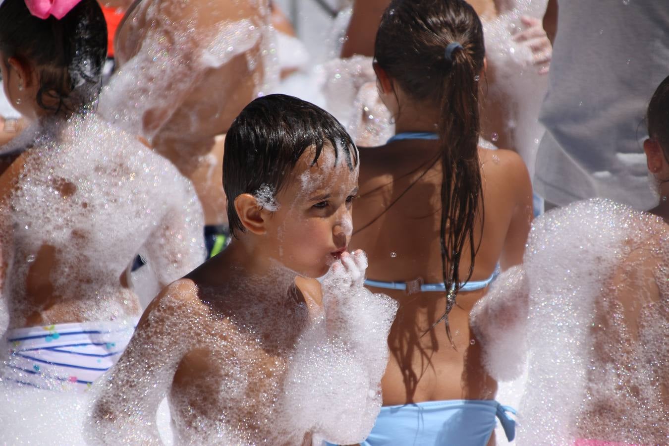 El popular barrio de 'San Roque' ha acogido, esta mañana, la primera jornada de su tradicional «velá». La cita ha comenzado con el despertar del barrio con repiques de campana y ha continuado con la tradicional ceremonia de la bendición de animales, los juegos infantiles, una gran tómbola y la fiesta de la espuma. 