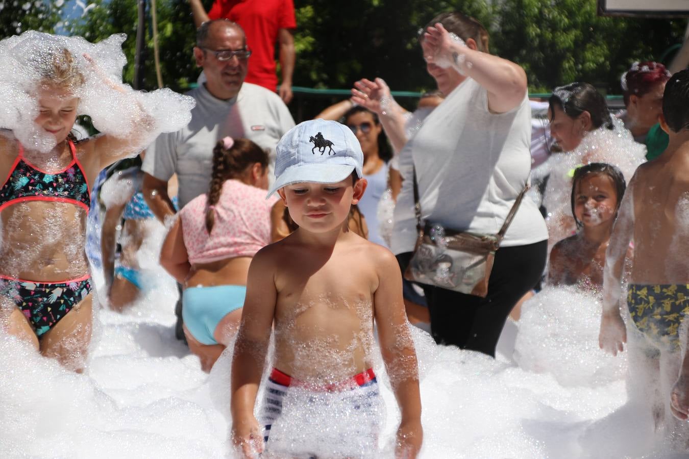 El popular barrio de 'San Roque' ha acogido, esta mañana, la primera jornada de su tradicional «velá». La cita ha comenzado con el despertar del barrio con repiques de campana y ha continuado con la tradicional ceremonia de la bendición de animales, los juegos infantiles, una gran tómbola y la fiesta de la espuma. 
