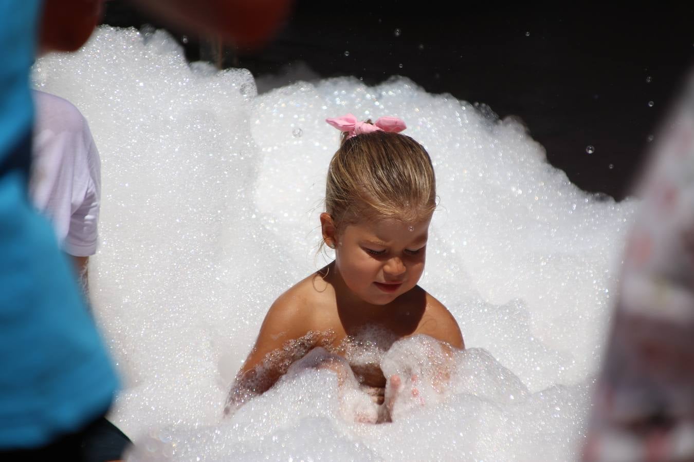 El popular barrio de 'San Roque' ha acogido, esta mañana, la primera jornada de su tradicional «velá». La cita ha comenzado con el despertar del barrio con repiques de campana y ha continuado con la tradicional ceremonia de la bendición de animales, los juegos infantiles, una gran tómbola y la fiesta de la espuma. 