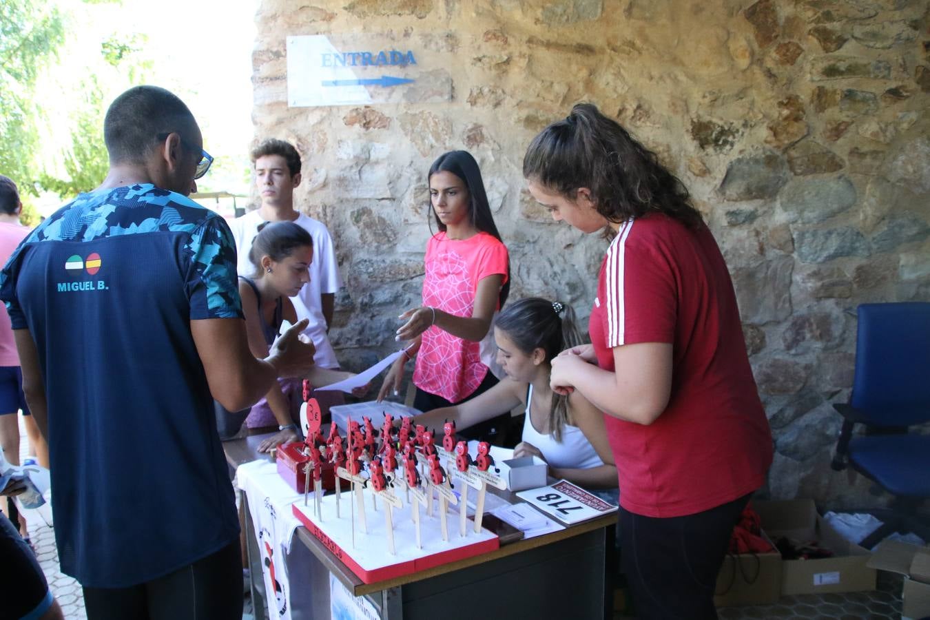 Jerez de los Caballeros ha acogido, esta mañana, la segunda edición del Acuatlón Popular 'Fiestas de San Bartolomé', organizado por la Pontificia y Real Archicofradía del Santísimo Sacramento con la colaboración del Ayuntamiento, el Plan de Dinamización Deportiva de la Mancomunidad Sierra Suroeste, Cruz Roja y diferentes casas comerciales del municipio. El acuatlón ha constado de dos pruebas (natación y atletismo); se ha desarrollado en las instalaciones de la piscina municipal y ciudad deportiva 'Manuel Calzado Galván', y ha contado con la participación de unos 48 inscritos, «la valoración que hacemos es muy positiva porque ha aumentado el número de inscritos y se ha conseguido una participación infantil que es una novedad este año. Los deportistas han acabado contentos y con ganas de repetir, por lo que es una satisfacción para nosotros», señala Álvaro Crespo, miembro de la junta de gobierno de la citada Archicofradía.