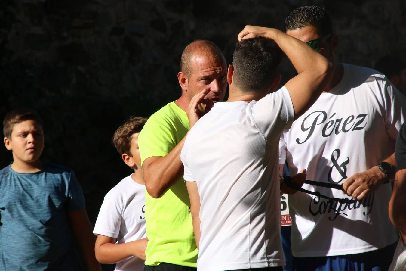 Jerez de los Caballeros ha acogido, esta mañana, la segunda edición del Acuatlón Popular 'Fiestas de San Bartolomé', organizado por la Pontificia y Real Archicofradía del Santísimo Sacramento con la colaboración del Ayuntamiento, el Plan de Dinamización Deportiva de la Mancomunidad Sierra Suroeste, Cruz Roja y diferentes casas comerciales del municipio. El acuatlón ha constado de dos pruebas (natación y atletismo); se ha desarrollado en las instalaciones de la piscina municipal y ciudad deportiva 'Manuel Calzado Galván', y ha contado con la participación de unos 48 inscritos, «la valoración que hacemos es muy positiva porque ha aumentado el número de inscritos y se ha conseguido una participación infantil que es una novedad este año. Los deportistas han acabado contentos y con ganas de repetir, por lo que es una satisfacción para nosotros», señala Álvaro Crespo, miembro de la junta de gobierno de la citada Archicofradía.