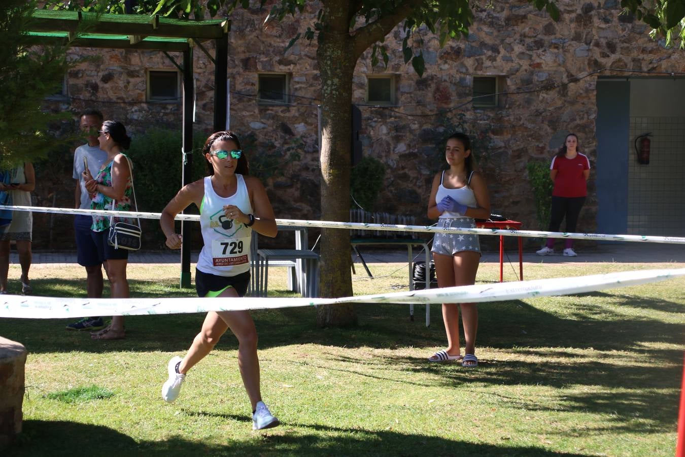 Jerez de los Caballeros ha acogido, esta mañana, la segunda edición del Acuatlón Popular 'Fiestas de San Bartolomé', organizado por la Pontificia y Real Archicofradía del Santísimo Sacramento con la colaboración del Ayuntamiento, el Plan de Dinamización Deportiva de la Mancomunidad Sierra Suroeste, Cruz Roja y diferentes casas comerciales del municipio. El acuatlón ha constado de dos pruebas (natación y atletismo); se ha desarrollado en las instalaciones de la piscina municipal y ciudad deportiva 'Manuel Calzado Galván', y ha contado con la participación de unos 48 inscritos, «la valoración que hacemos es muy positiva porque ha aumentado el número de inscritos y se ha conseguido una participación infantil que es una novedad este año. Los deportistas han acabado contentos y con ganas de repetir, por lo que es una satisfacción para nosotros», señala Álvaro Crespo, miembro de la junta de gobierno de la citada Archicofradía.