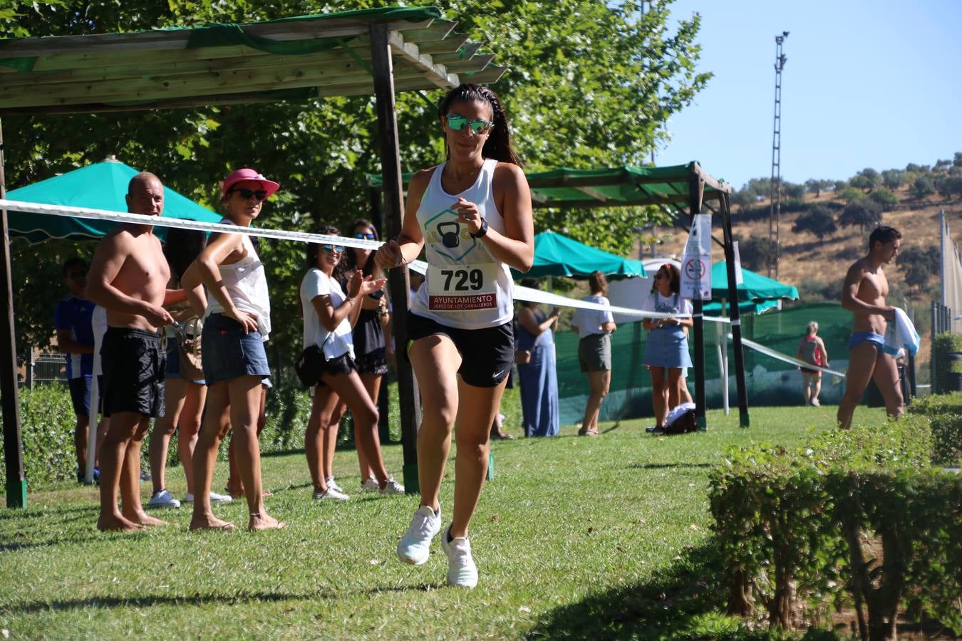 Jerez de los Caballeros ha acogido, esta mañana, la segunda edición del Acuatlón Popular 'Fiestas de San Bartolomé', organizado por la Pontificia y Real Archicofradía del Santísimo Sacramento con la colaboración del Ayuntamiento, el Plan de Dinamización Deportiva de la Mancomunidad Sierra Suroeste, Cruz Roja y diferentes casas comerciales del municipio. El acuatlón ha constado de dos pruebas (natación y atletismo); se ha desarrollado en las instalaciones de la piscina municipal y ciudad deportiva 'Manuel Calzado Galván', y ha contado con la participación de unos 48 inscritos, «la valoración que hacemos es muy positiva porque ha aumentado el número de inscritos y se ha conseguido una participación infantil que es una novedad este año. Los deportistas han acabado contentos y con ganas de repetir, por lo que es una satisfacción para nosotros», señala Álvaro Crespo, miembro de la junta de gobierno de la citada Archicofradía.