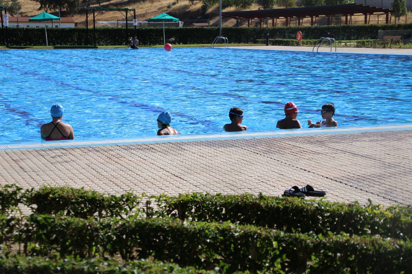 Jerez de los Caballeros ha acogido, esta mañana, la segunda edición del Acuatlón Popular 'Fiestas de San Bartolomé', organizado por la Pontificia y Real Archicofradía del Santísimo Sacramento con la colaboración del Ayuntamiento, el Plan de Dinamización Deportiva de la Mancomunidad Sierra Suroeste, Cruz Roja y diferentes casas comerciales del municipio. El acuatlón ha constado de dos pruebas (natación y atletismo); se ha desarrollado en las instalaciones de la piscina municipal y ciudad deportiva 'Manuel Calzado Galván', y ha contado con la participación de unos 48 inscritos, «la valoración que hacemos es muy positiva porque ha aumentado el número de inscritos y se ha conseguido una participación infantil que es una novedad este año. Los deportistas han acabado contentos y con ganas de repetir, por lo que es una satisfacción para nosotros», señala Álvaro Crespo, miembro de la junta de gobierno de la citada Archicofradía.