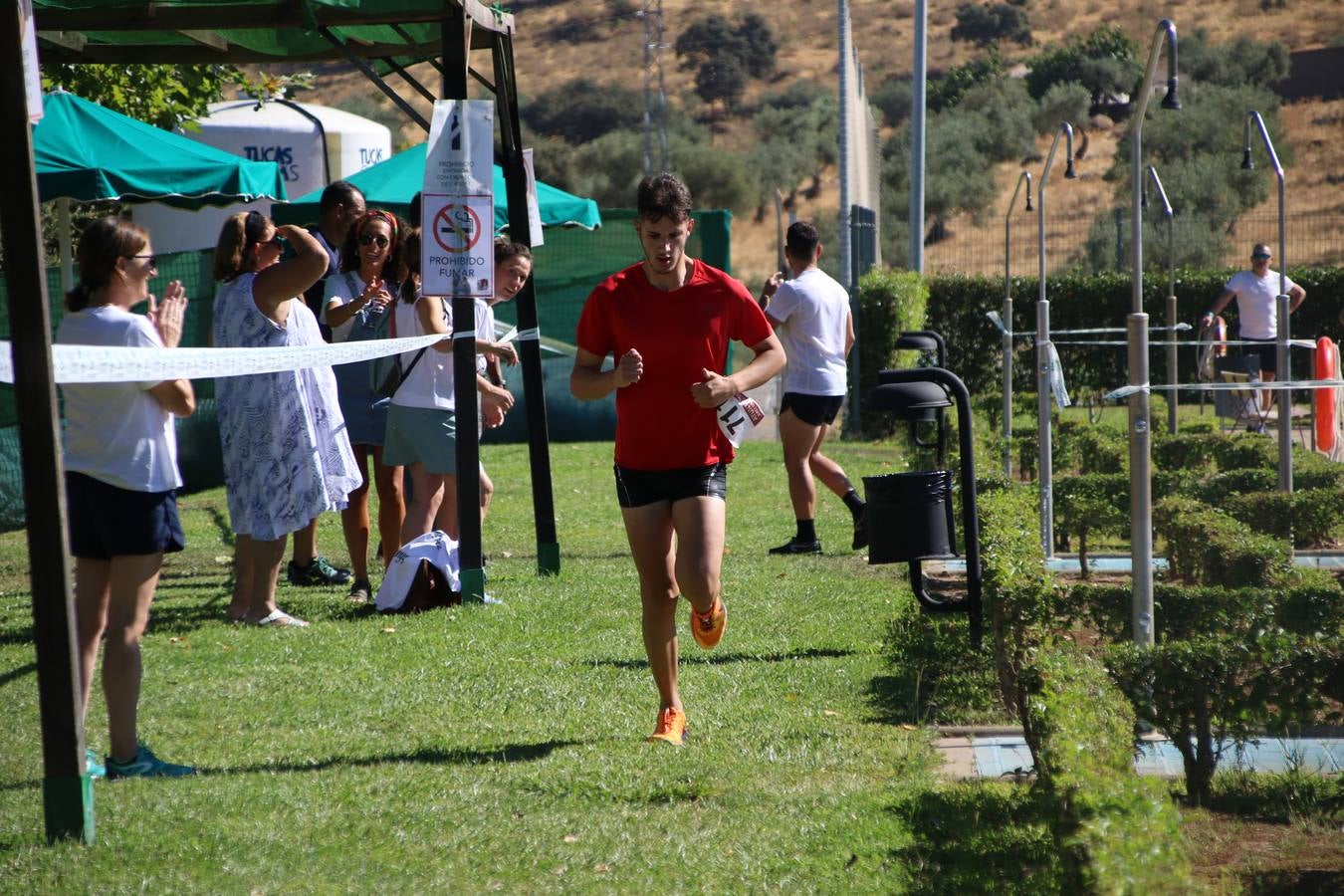 Jerez de los Caballeros ha acogido, esta mañana, la segunda edición del Acuatlón Popular 'Fiestas de San Bartolomé', organizado por la Pontificia y Real Archicofradía del Santísimo Sacramento con la colaboración del Ayuntamiento, el Plan de Dinamización Deportiva de la Mancomunidad Sierra Suroeste, Cruz Roja y diferentes casas comerciales del municipio. El acuatlón ha constado de dos pruebas (natación y atletismo); se ha desarrollado en las instalaciones de la piscina municipal y ciudad deportiva 'Manuel Calzado Galván', y ha contado con la participación de unos 48 inscritos, «la valoración que hacemos es muy positiva porque ha aumentado el número de inscritos y se ha conseguido una participación infantil que es una novedad este año. Los deportistas han acabado contentos y con ganas de repetir, por lo que es una satisfacción para nosotros», señala Álvaro Crespo, miembro de la junta de gobierno de la citada Archicofradía.