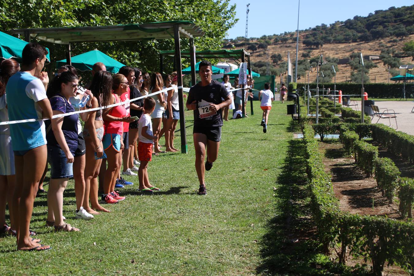 Jerez de los Caballeros ha acogido, esta mañana, la segunda edición del Acuatlón Popular 'Fiestas de San Bartolomé', organizado por la Pontificia y Real Archicofradía del Santísimo Sacramento con la colaboración del Ayuntamiento, el Plan de Dinamización Deportiva de la Mancomunidad Sierra Suroeste, Cruz Roja y diferentes casas comerciales del municipio. El acuatlón ha constado de dos pruebas (natación y atletismo); se ha desarrollado en las instalaciones de la piscina municipal y ciudad deportiva 'Manuel Calzado Galván', y ha contado con la participación de unos 48 inscritos, «la valoración que hacemos es muy positiva porque ha aumentado el número de inscritos y se ha conseguido una participación infantil que es una novedad este año. Los deportistas han acabado contentos y con ganas de repetir, por lo que es una satisfacción para nosotros», señala Álvaro Crespo, miembro de la junta de gobierno de la citada Archicofradía.
