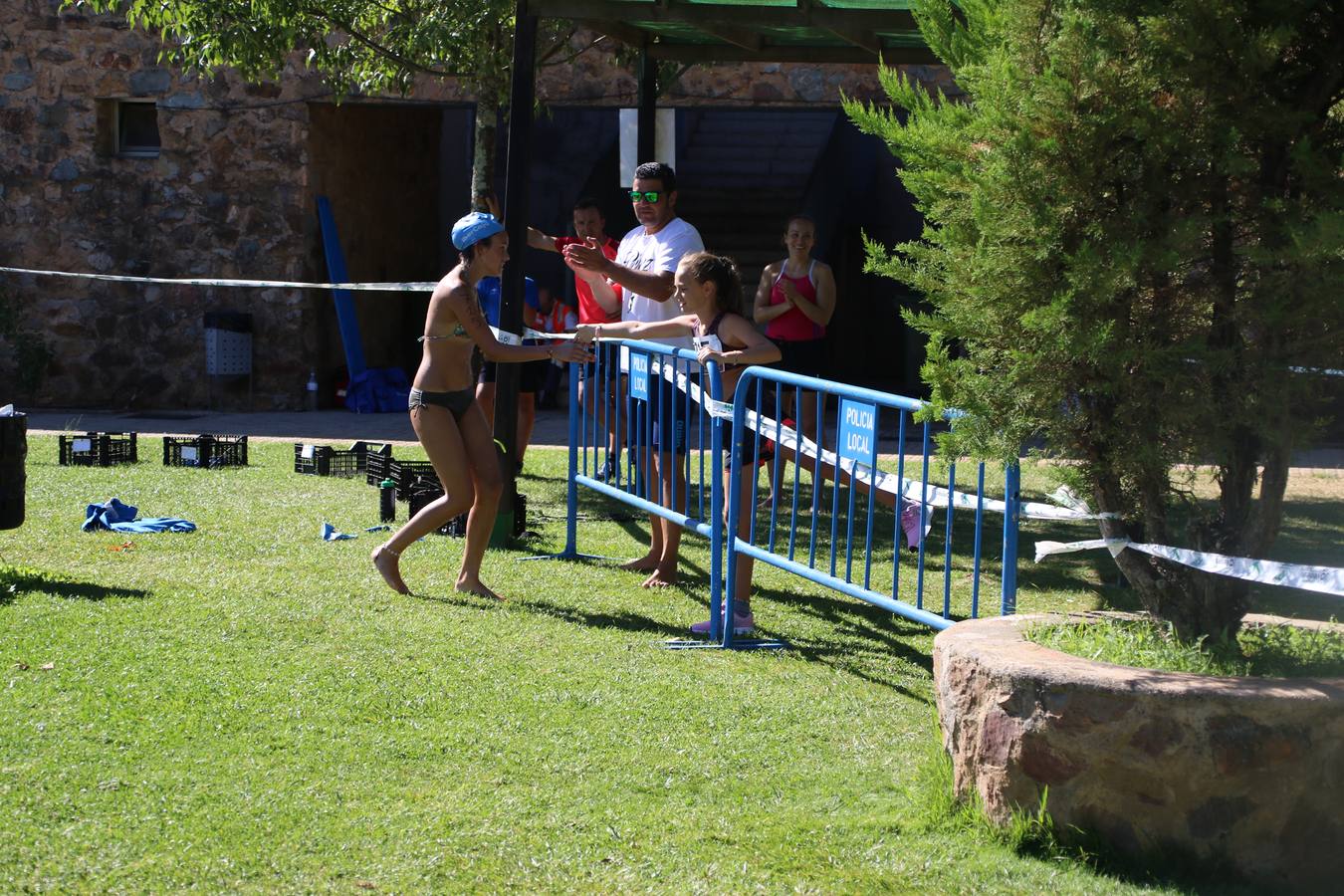 Jerez de los Caballeros ha acogido, esta mañana, la segunda edición del Acuatlón Popular 'Fiestas de San Bartolomé', organizado por la Pontificia y Real Archicofradía del Santísimo Sacramento con la colaboración del Ayuntamiento, el Plan de Dinamización Deportiva de la Mancomunidad Sierra Suroeste, Cruz Roja y diferentes casas comerciales del municipio. El acuatlón ha constado de dos pruebas (natación y atletismo); se ha desarrollado en las instalaciones de la piscina municipal y ciudad deportiva 'Manuel Calzado Galván', y ha contado con la participación de unos 48 inscritos, «la valoración que hacemos es muy positiva porque ha aumentado el número de inscritos y se ha conseguido una participación infantil que es una novedad este año. Los deportistas han acabado contentos y con ganas de repetir, por lo que es una satisfacción para nosotros», señala Álvaro Crespo, miembro de la junta de gobierno de la citada Archicofradía.