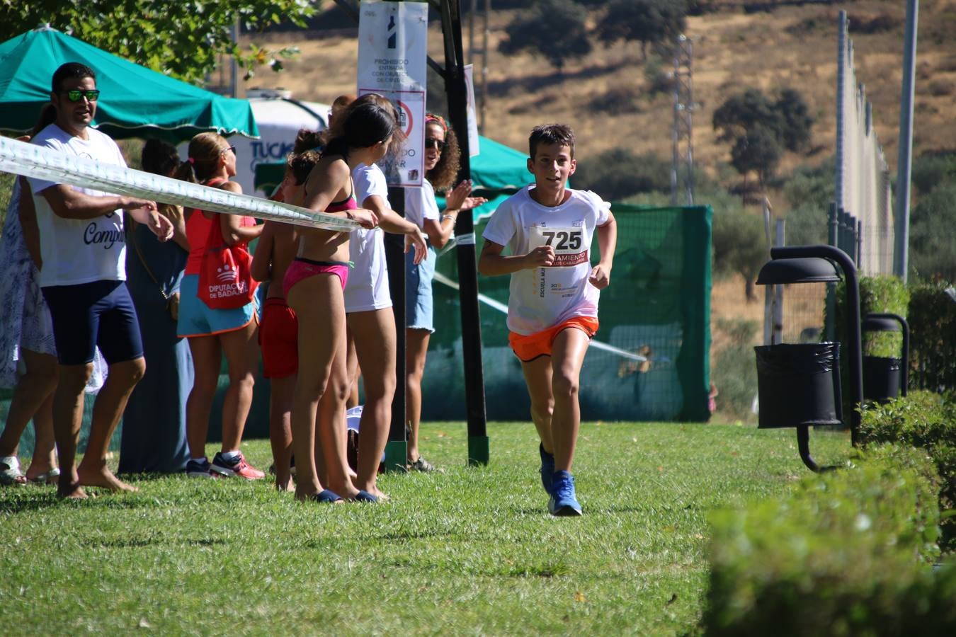Jerez de los Caballeros ha acogido, esta mañana, la segunda edición del Acuatlón Popular 'Fiestas de San Bartolomé', organizado por la Pontificia y Real Archicofradía del Santísimo Sacramento con la colaboración del Ayuntamiento, el Plan de Dinamización Deportiva de la Mancomunidad Sierra Suroeste, Cruz Roja y diferentes casas comerciales del municipio. El acuatlón ha constado de dos pruebas (natación y atletismo); se ha desarrollado en las instalaciones de la piscina municipal y ciudad deportiva 'Manuel Calzado Galván', y ha contado con la participación de unos 48 inscritos, «la valoración que hacemos es muy positiva porque ha aumentado el número de inscritos y se ha conseguido una participación infantil que es una novedad este año. Los deportistas han acabado contentos y con ganas de repetir, por lo que es una satisfacción para nosotros», señala Álvaro Crespo, miembro de la junta de gobierno de la citada Archicofradía.