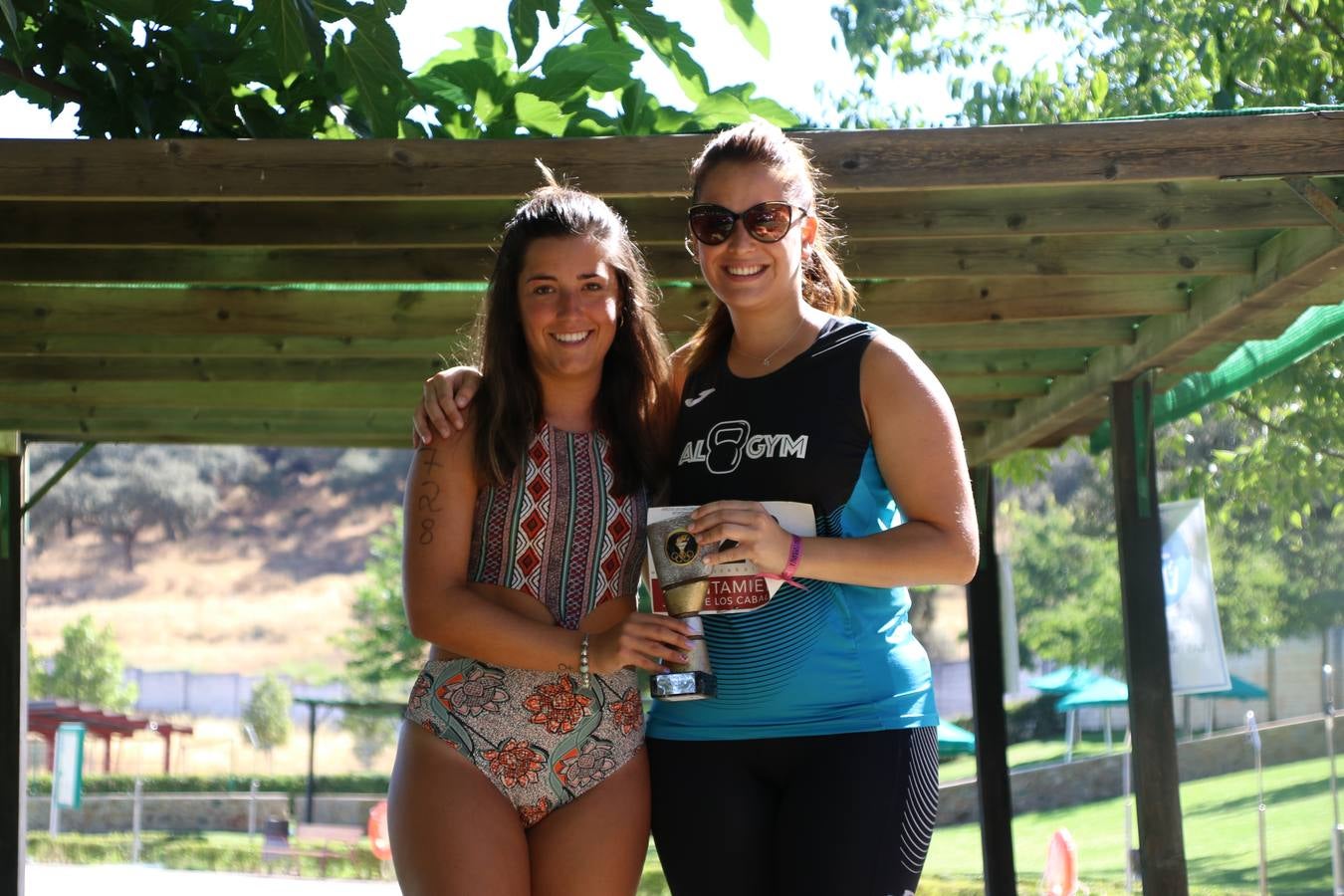 Jerez de los Caballeros ha acogido, esta mañana, la segunda edición del Acuatlón Popular 'Fiestas de San Bartolomé', organizado por la Pontificia y Real Archicofradía del Santísimo Sacramento con la colaboración del Ayuntamiento, el Plan de Dinamización Deportiva de la Mancomunidad Sierra Suroeste, Cruz Roja y diferentes casas comerciales del municipio. El acuatlón ha constado de dos pruebas (natación y atletismo); se ha desarrollado en las instalaciones de la piscina municipal y ciudad deportiva 'Manuel Calzado Galván', y ha contado con la participación de unos 48 inscritos, «la valoración que hacemos es muy positiva porque ha aumentado el número de inscritos y se ha conseguido una participación infantil que es una novedad este año. Los deportistas han acabado contentos y con ganas de repetir, por lo que es una satisfacción para nosotros», señala Álvaro Crespo, miembro de la junta de gobierno de la citada Archicofradía.