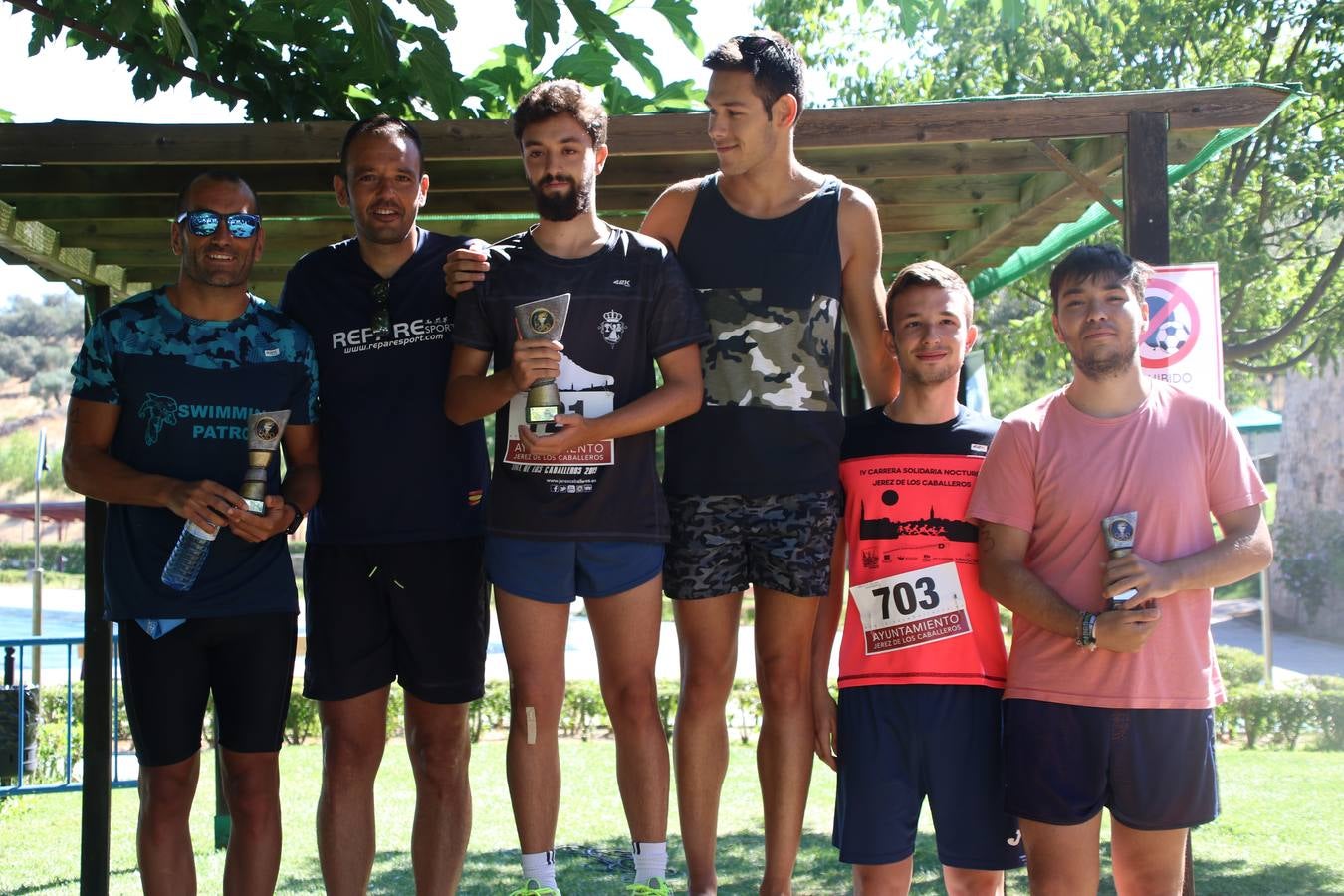 Jerez de los Caballeros ha acogido, esta mañana, la segunda edición del Acuatlón Popular 'Fiestas de San Bartolomé', organizado por la Pontificia y Real Archicofradía del Santísimo Sacramento con la colaboración del Ayuntamiento, el Plan de Dinamización Deportiva de la Mancomunidad Sierra Suroeste, Cruz Roja y diferentes casas comerciales del municipio. El acuatlón ha constado de dos pruebas (natación y atletismo); se ha desarrollado en las instalaciones de la piscina municipal y ciudad deportiva 'Manuel Calzado Galván', y ha contado con la participación de unos 48 inscritos, «la valoración que hacemos es muy positiva porque ha aumentado el número de inscritos y se ha conseguido una participación infantil que es una novedad este año. Los deportistas han acabado contentos y con ganas de repetir, por lo que es una satisfacción para nosotros», señala Álvaro Crespo, miembro de la junta de gobierno de la citada Archicofradía.