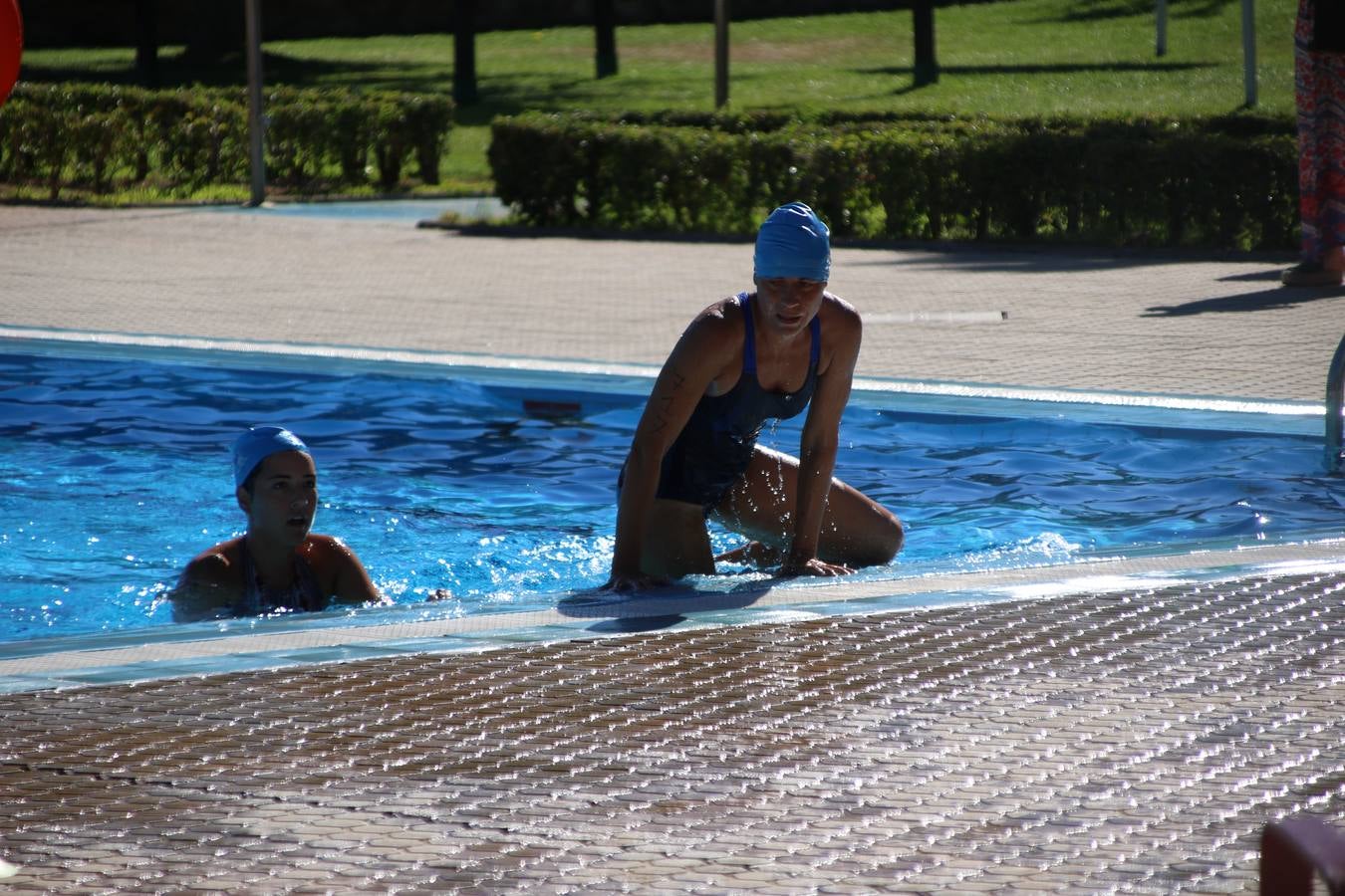 Jerez de los Caballeros ha acogido, esta mañana, la segunda edición del Acuatlón Popular 'Fiestas de San Bartolomé', organizado por la Pontificia y Real Archicofradía del Santísimo Sacramento con la colaboración del Ayuntamiento, el Plan de Dinamización Deportiva de la Mancomunidad Sierra Suroeste, Cruz Roja y diferentes casas comerciales del municipio. El acuatlón ha constado de dos pruebas (natación y atletismo); se ha desarrollado en las instalaciones de la piscina municipal y ciudad deportiva 'Manuel Calzado Galván', y ha contado con la participación de unos 48 inscritos, «la valoración que hacemos es muy positiva porque ha aumentado el número de inscritos y se ha conseguido una participación infantil que es una novedad este año. Los deportistas han acabado contentos y con ganas de repetir, por lo que es una satisfacción para nosotros», señala Álvaro Crespo, miembro de la junta de gobierno de la citada Archicofradía.