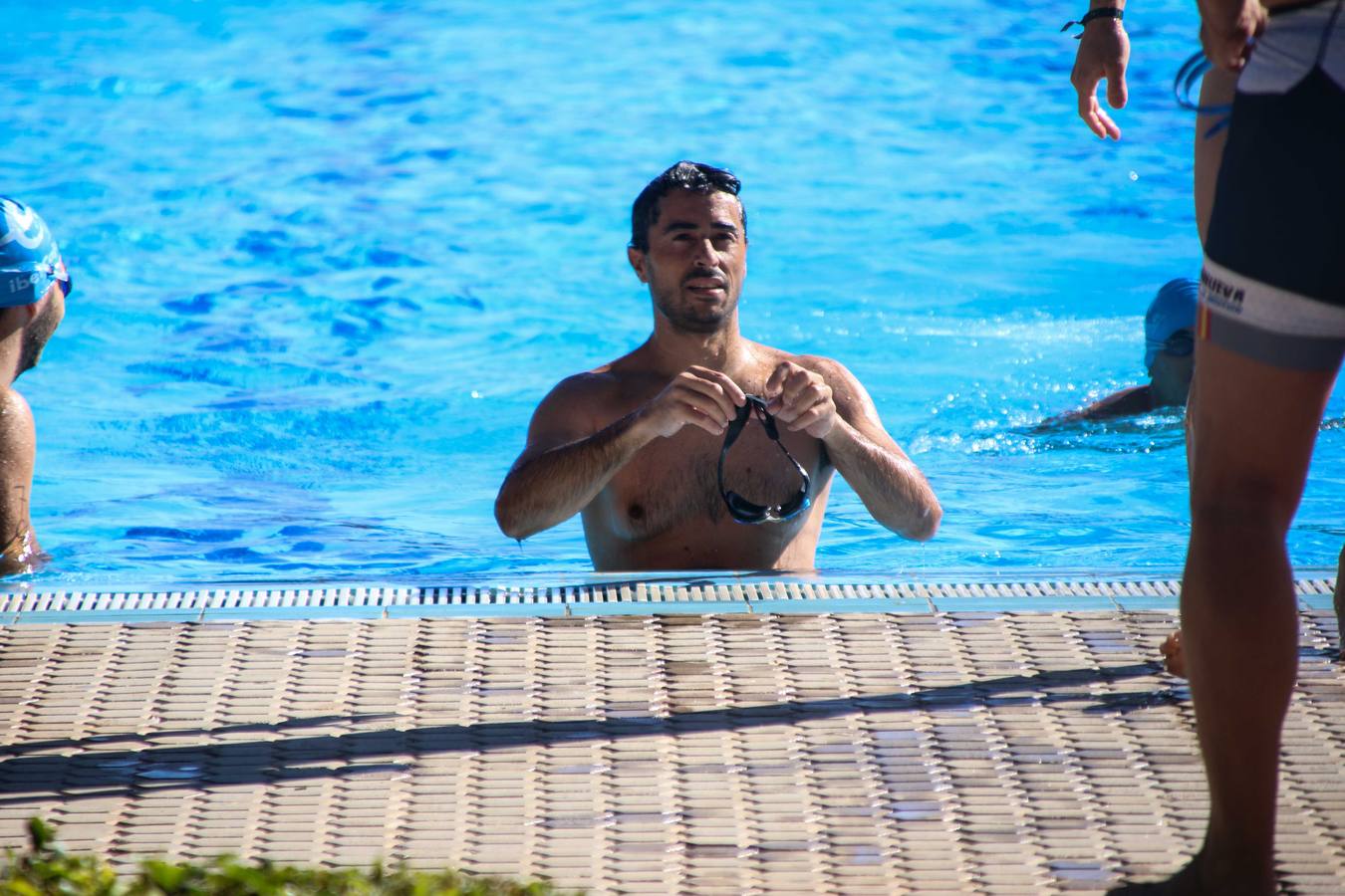 Jerez de los Caballeros ha acogido, esta mañana, la segunda edición del Acuatlón Popular 'Fiestas de San Bartolomé', organizado por la Pontificia y Real Archicofradía del Santísimo Sacramento con la colaboración del Ayuntamiento, el Plan de Dinamización Deportiva de la Mancomunidad Sierra Suroeste, Cruz Roja y diferentes casas comerciales del municipio. El acuatlón ha constado de dos pruebas (natación y atletismo); se ha desarrollado en las instalaciones de la piscina municipal y ciudad deportiva 'Manuel Calzado Galván', y ha contado con la participación de unos 48 inscritos, «la valoración que hacemos es muy positiva porque ha aumentado el número de inscritos y se ha conseguido una participación infantil que es una novedad este año. Los deportistas han acabado contentos y con ganas de repetir, por lo que es una satisfacción para nosotros», señala Álvaro Crespo, miembro de la junta de gobierno de la citada Archicofradía.