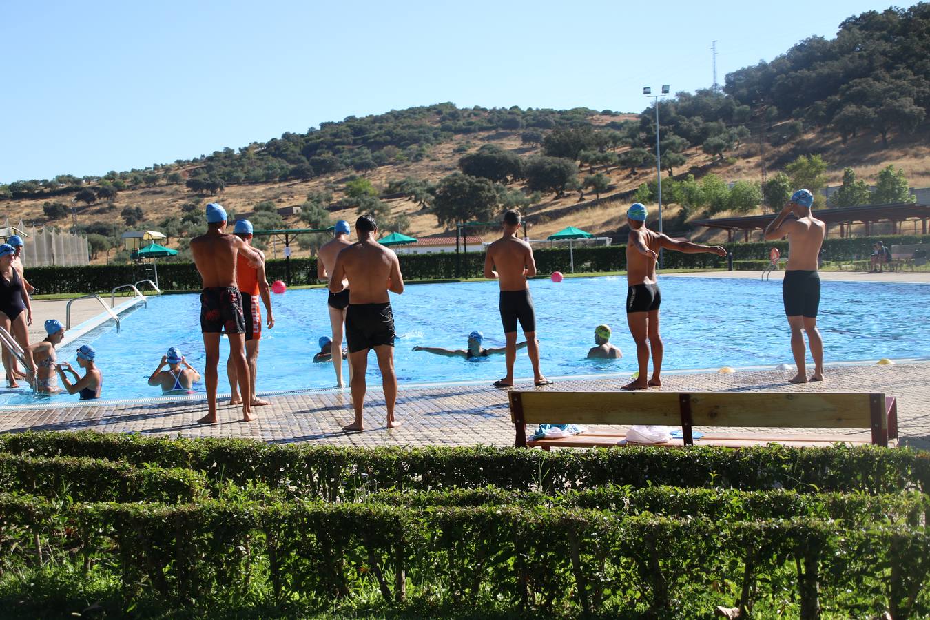 Jerez de los Caballeros ha acogido, esta mañana, la segunda edición del Acuatlón Popular 'Fiestas de San Bartolomé', organizado por la Pontificia y Real Archicofradía del Santísimo Sacramento con la colaboración del Ayuntamiento, el Plan de Dinamización Deportiva de la Mancomunidad Sierra Suroeste, Cruz Roja y diferentes casas comerciales del municipio. El acuatlón ha constado de dos pruebas (natación y atletismo); se ha desarrollado en las instalaciones de la piscina municipal y ciudad deportiva 'Manuel Calzado Galván', y ha contado con la participación de unos 48 inscritos, «la valoración que hacemos es muy positiva porque ha aumentado el número de inscritos y se ha conseguido una participación infantil que es una novedad este año. Los deportistas han acabado contentos y con ganas de repetir, por lo que es una satisfacción para nosotros», señala Álvaro Crespo, miembro de la junta de gobierno de la citada Archicofradía.