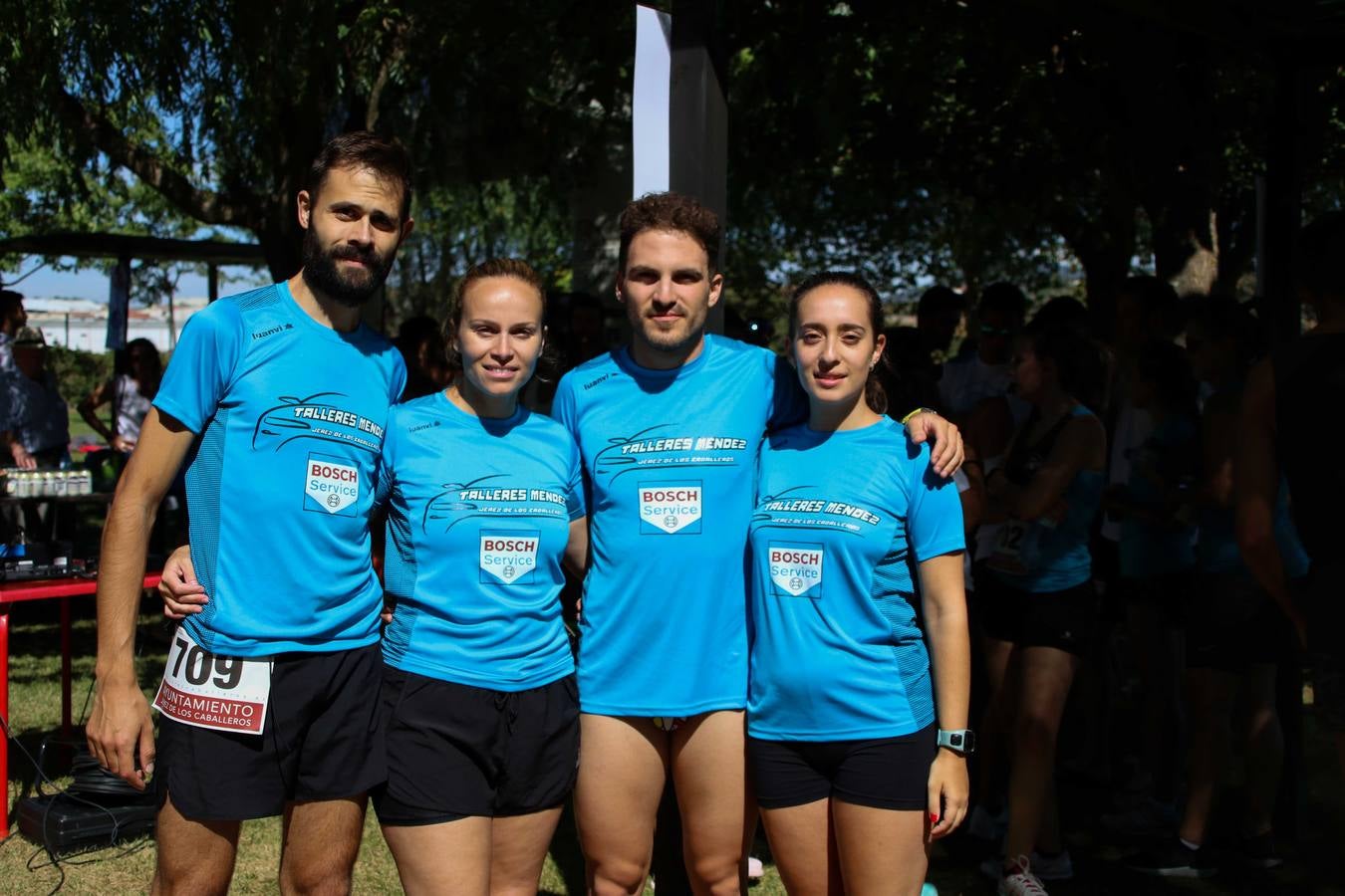 Jerez de los Caballeros ha acogido, esta mañana, la segunda edición del Acuatlón Popular 'Fiestas de San Bartolomé', organizado por la Pontificia y Real Archicofradía del Santísimo Sacramento con la colaboración del Ayuntamiento, el Plan de Dinamización Deportiva de la Mancomunidad Sierra Suroeste, Cruz Roja y diferentes casas comerciales del municipio. El acuatlón ha constado de dos pruebas (natación y atletismo); se ha desarrollado en las instalaciones de la piscina municipal y ciudad deportiva 'Manuel Calzado Galván', y ha contado con la participación de unos 48 inscritos, «la valoración que hacemos es muy positiva porque ha aumentado el número de inscritos y se ha conseguido una participación infantil que es una novedad este año. Los deportistas han acabado contentos y con ganas de repetir, por lo que es una satisfacción para nosotros», señala Álvaro Crespo, miembro de la junta de gobierno de la citada Archicofradía.