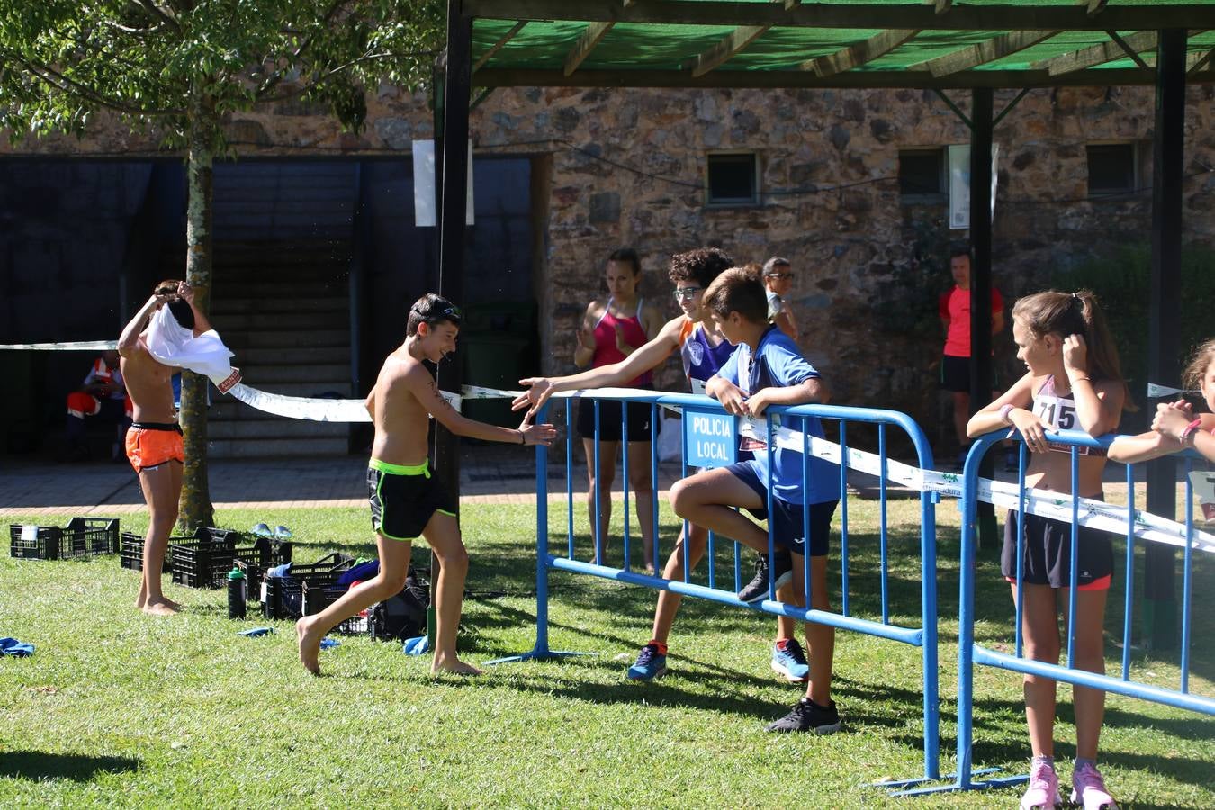 Jerez de los Caballeros ha acogido, esta mañana, la segunda edición del Acuatlón Popular 'Fiestas de San Bartolomé', organizado por la Pontificia y Real Archicofradía del Santísimo Sacramento con la colaboración del Ayuntamiento, el Plan de Dinamización Deportiva de la Mancomunidad Sierra Suroeste, Cruz Roja y diferentes casas comerciales del municipio. El acuatlón ha constado de dos pruebas (natación y atletismo); se ha desarrollado en las instalaciones de la piscina municipal y ciudad deportiva 'Manuel Calzado Galván', y ha contado con la participación de unos 48 inscritos, «la valoración que hacemos es muy positiva porque ha aumentado el número de inscritos y se ha conseguido una participación infantil que es una novedad este año. Los deportistas han acabado contentos y con ganas de repetir, por lo que es una satisfacción para nosotros», señala Álvaro Crespo, miembro de la junta de gobierno de la citada Archicofradía.