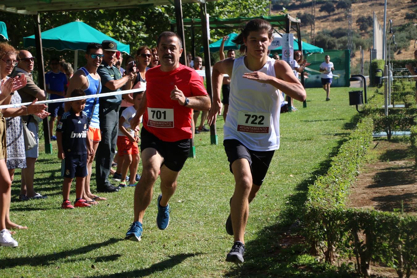 Jerez de los Caballeros ha acogido, esta mañana, la segunda edición del Acuatlón Popular 'Fiestas de San Bartolomé', organizado por la Pontificia y Real Archicofradía del Santísimo Sacramento con la colaboración del Ayuntamiento, el Plan de Dinamización Deportiva de la Mancomunidad Sierra Suroeste, Cruz Roja y diferentes casas comerciales del municipio. El acuatlón ha constado de dos pruebas (natación y atletismo); se ha desarrollado en las instalaciones de la piscina municipal y ciudad deportiva 'Manuel Calzado Galván', y ha contado con la participación de unos 48 inscritos, «la valoración que hacemos es muy positiva porque ha aumentado el número de inscritos y se ha conseguido una participación infantil que es una novedad este año. Los deportistas han acabado contentos y con ganas de repetir, por lo que es una satisfacción para nosotros», señala Álvaro Crespo, miembro de la junta de gobierno de la citada Archicofradía.
