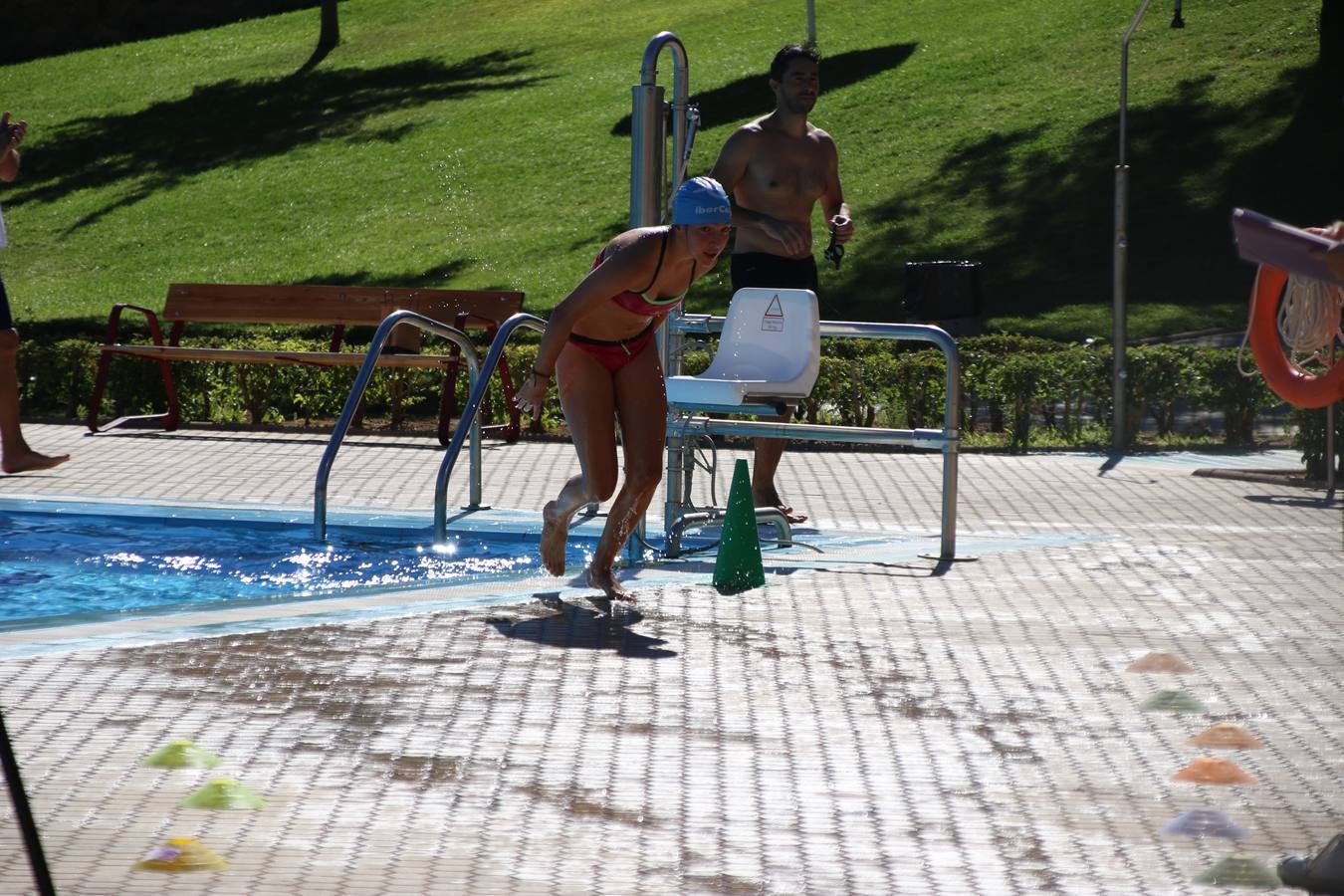 Jerez de los Caballeros ha acogido, esta mañana, la segunda edición del Acuatlón Popular 'Fiestas de San Bartolomé', organizado por la Pontificia y Real Archicofradía del Santísimo Sacramento con la colaboración del Ayuntamiento, el Plan de Dinamización Deportiva de la Mancomunidad Sierra Suroeste, Cruz Roja y diferentes casas comerciales del municipio. El acuatlón ha constado de dos pruebas (natación y atletismo); se ha desarrollado en las instalaciones de la piscina municipal y ciudad deportiva 'Manuel Calzado Galván', y ha contado con la participación de unos 48 inscritos, «la valoración que hacemos es muy positiva porque ha aumentado el número de inscritos y se ha conseguido una participación infantil que es una novedad este año. Los deportistas han acabado contentos y con ganas de repetir, por lo que es una satisfacción para nosotros», señala Álvaro Crespo, miembro de la junta de gobierno de la citada Archicofradía.