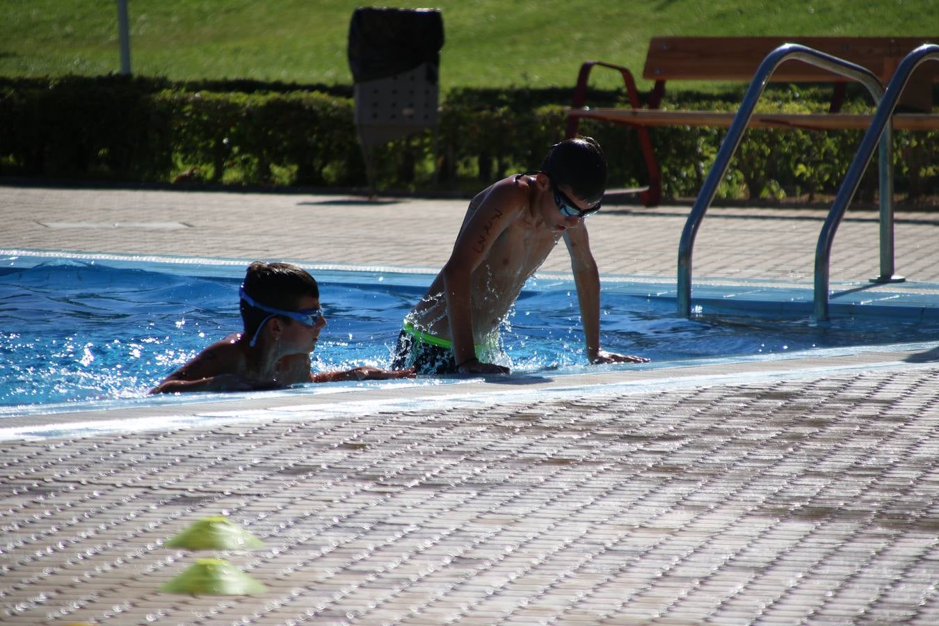 Jerez de los Caballeros ha acogido, esta mañana, la segunda edición del Acuatlón Popular 'Fiestas de San Bartolomé', organizado por la Pontificia y Real Archicofradía del Santísimo Sacramento con la colaboración del Ayuntamiento, el Plan de Dinamización Deportiva de la Mancomunidad Sierra Suroeste, Cruz Roja y diferentes casas comerciales del municipio. El acuatlón ha constado de dos pruebas (natación y atletismo); se ha desarrollado en las instalaciones de la piscina municipal y ciudad deportiva 'Manuel Calzado Galván', y ha contado con la participación de unos 48 inscritos, «la valoración que hacemos es muy positiva porque ha aumentado el número de inscritos y se ha conseguido una participación infantil que es una novedad este año. Los deportistas han acabado contentos y con ganas de repetir, por lo que es una satisfacción para nosotros», señala Álvaro Crespo, miembro de la junta de gobierno de la citada Archicofradía.