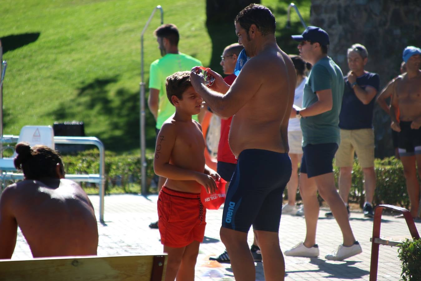 Jerez de los Caballeros ha acogido, esta mañana, la segunda edición del Acuatlón Popular 'Fiestas de San Bartolomé', organizado por la Pontificia y Real Archicofradía del Santísimo Sacramento con la colaboración del Ayuntamiento, el Plan de Dinamización Deportiva de la Mancomunidad Sierra Suroeste, Cruz Roja y diferentes casas comerciales del municipio. El acuatlón ha constado de dos pruebas (natación y atletismo); se ha desarrollado en las instalaciones de la piscina municipal y ciudad deportiva 'Manuel Calzado Galván', y ha contado con la participación de unos 48 inscritos, «la valoración que hacemos es muy positiva porque ha aumentado el número de inscritos y se ha conseguido una participación infantil que es una novedad este año. Los deportistas han acabado contentos y con ganas de repetir, por lo que es una satisfacción para nosotros», señala Álvaro Crespo, miembro de la junta de gobierno de la citada Archicofradía.