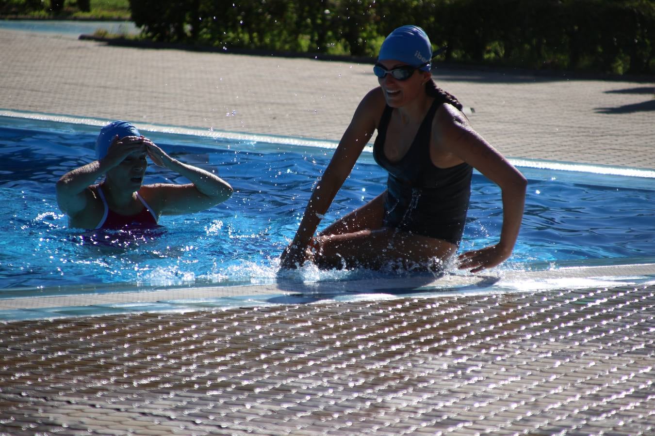 Jerez de los Caballeros ha acogido, esta mañana, la segunda edición del Acuatlón Popular 'Fiestas de San Bartolomé', organizado por la Pontificia y Real Archicofradía del Santísimo Sacramento con la colaboración del Ayuntamiento, el Plan de Dinamización Deportiva de la Mancomunidad Sierra Suroeste, Cruz Roja y diferentes casas comerciales del municipio. El acuatlón ha constado de dos pruebas (natación y atletismo); se ha desarrollado en las instalaciones de la piscina municipal y ciudad deportiva 'Manuel Calzado Galván', y ha contado con la participación de unos 48 inscritos, «la valoración que hacemos es muy positiva porque ha aumentado el número de inscritos y se ha conseguido una participación infantil que es una novedad este año. Los deportistas han acabado contentos y con ganas de repetir, por lo que es una satisfacción para nosotros», señala Álvaro Crespo, miembro de la junta de gobierno de la citada Archicofradía.