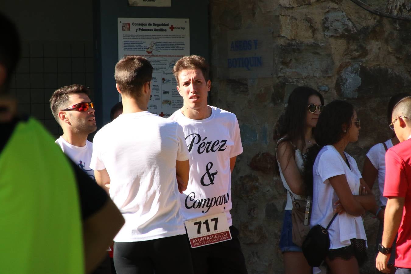 Jerez de los Caballeros ha acogido, esta mañana, la segunda edición del Acuatlón Popular 'Fiestas de San Bartolomé', organizado por la Pontificia y Real Archicofradía del Santísimo Sacramento con la colaboración del Ayuntamiento, el Plan de Dinamización Deportiva de la Mancomunidad Sierra Suroeste, Cruz Roja y diferentes casas comerciales del municipio. El acuatlón ha constado de dos pruebas (natación y atletismo); se ha desarrollado en las instalaciones de la piscina municipal y ciudad deportiva 'Manuel Calzado Galván', y ha contado con la participación de unos 48 inscritos, «la valoración que hacemos es muy positiva porque ha aumentado el número de inscritos y se ha conseguido una participación infantil que es una novedad este año. Los deportistas han acabado contentos y con ganas de repetir, por lo que es una satisfacción para nosotros», señala Álvaro Crespo, miembro de la junta de gobierno de la citada Archicofradía.