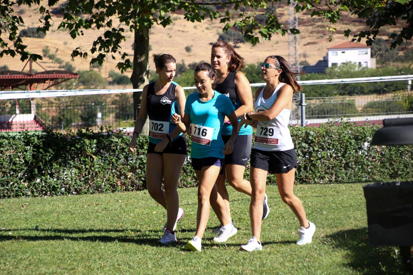Jerez de los Caballeros ha acogido, esta mañana, la segunda edición del Acuatlón Popular 'Fiestas de San Bartolomé', organizado por la Pontificia y Real Archicofradía del Santísimo Sacramento con la colaboración del Ayuntamiento, el Plan de Dinamización Deportiva de la Mancomunidad Sierra Suroeste, Cruz Roja y diferentes casas comerciales del municipio. El acuatlón ha constado de dos pruebas (natación y atletismo); se ha desarrollado en las instalaciones de la piscina municipal y ciudad deportiva 'Manuel Calzado Galván', y ha contado con la participación de unos 48 inscritos, «la valoración que hacemos es muy positiva porque ha aumentado el número de inscritos y se ha conseguido una participación infantil que es una novedad este año. Los deportistas han acabado contentos y con ganas de repetir, por lo que es una satisfacción para nosotros», señala Álvaro Crespo, miembro de la junta de gobierno de la citada Archicofradía.