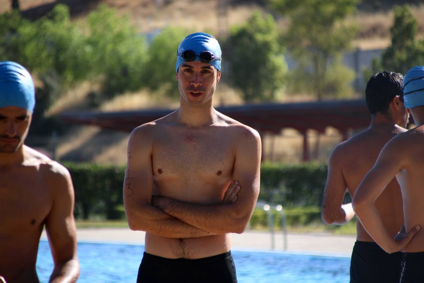 Jerez de los Caballeros ha acogido, esta mañana, la segunda edición del Acuatlón Popular 'Fiestas de San Bartolomé', organizado por la Pontificia y Real Archicofradía del Santísimo Sacramento con la colaboración del Ayuntamiento, el Plan de Dinamización Deportiva de la Mancomunidad Sierra Suroeste, Cruz Roja y diferentes casas comerciales del municipio. El acuatlón ha constado de dos pruebas (natación y atletismo); se ha desarrollado en las instalaciones de la piscina municipal y ciudad deportiva 'Manuel Calzado Galván', y ha contado con la participación de unos 48 inscritos, «la valoración que hacemos es muy positiva porque ha aumentado el número de inscritos y se ha conseguido una participación infantil que es una novedad este año. Los deportistas han acabado contentos y con ganas de repetir, por lo que es una satisfacción para nosotros», señala Álvaro Crespo, miembro de la junta de gobierno de la citada Archicofradía.