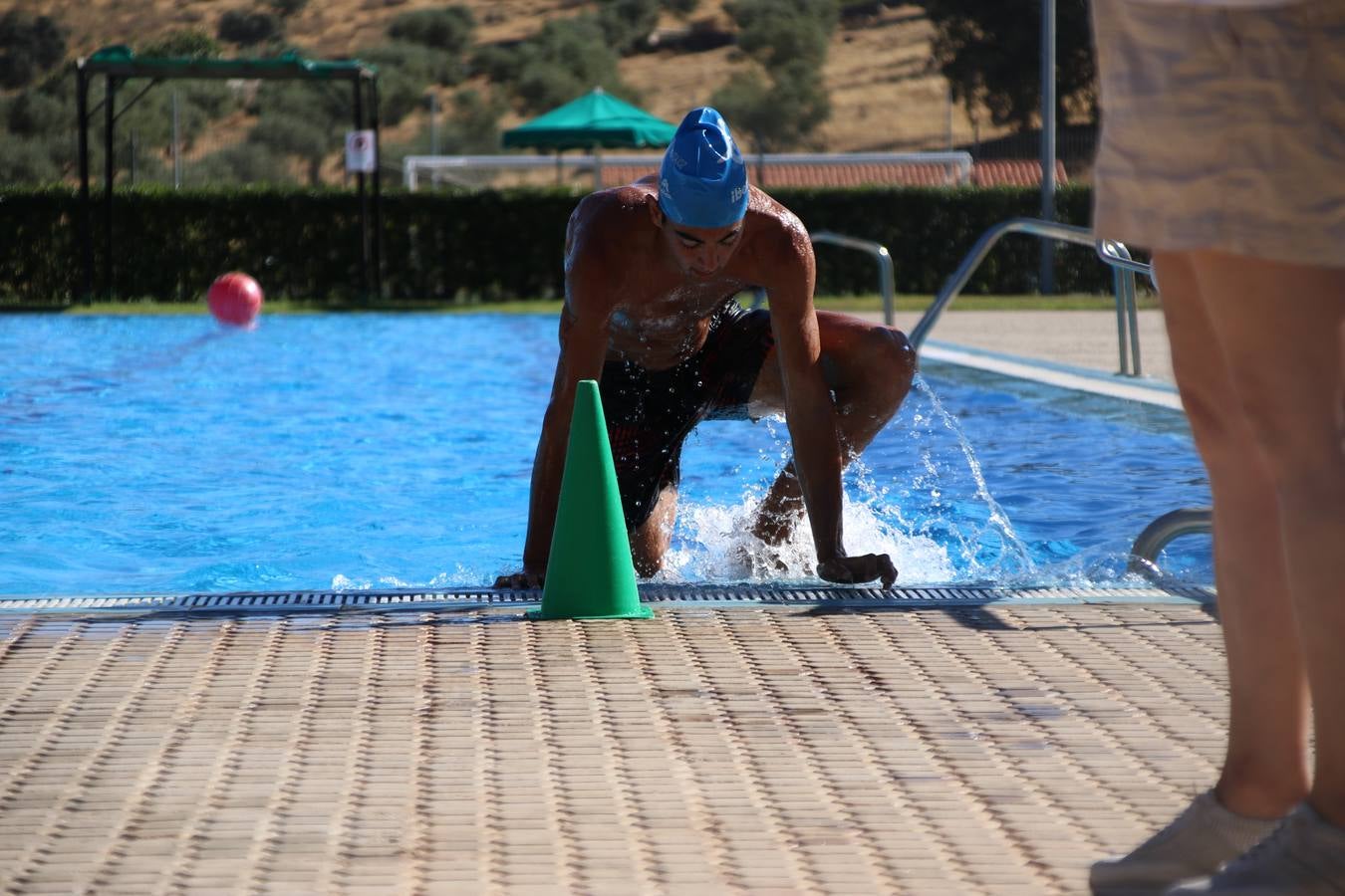Jerez de los Caballeros ha acogido, esta mañana, la segunda edición del Acuatlón Popular 'Fiestas de San Bartolomé', organizado por la Pontificia y Real Archicofradía del Santísimo Sacramento con la colaboración del Ayuntamiento, el Plan de Dinamización Deportiva de la Mancomunidad Sierra Suroeste, Cruz Roja y diferentes casas comerciales del municipio. El acuatlón ha constado de dos pruebas (natación y atletismo); se ha desarrollado en las instalaciones de la piscina municipal y ciudad deportiva 'Manuel Calzado Galván', y ha contado con la participación de unos 48 inscritos, «la valoración que hacemos es muy positiva porque ha aumentado el número de inscritos y se ha conseguido una participación infantil que es una novedad este año. Los deportistas han acabado contentos y con ganas de repetir, por lo que es una satisfacción para nosotros», señala Álvaro Crespo, miembro de la junta de gobierno de la citada Archicofradía.