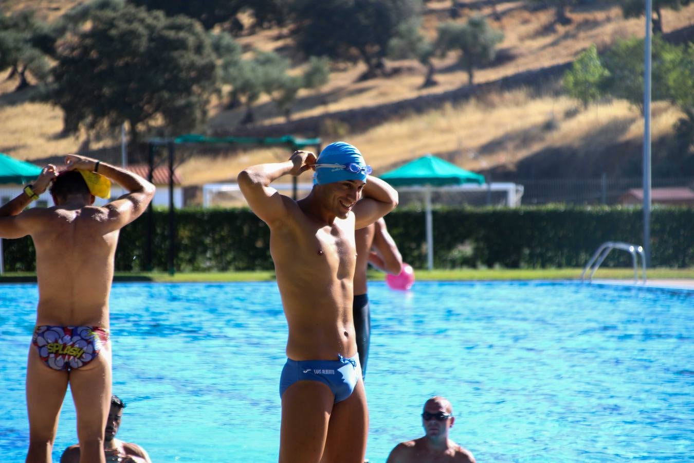 Jerez de los Caballeros ha acogido, esta mañana, la segunda edición del Acuatlón Popular 'Fiestas de San Bartolomé', organizado por la Pontificia y Real Archicofradía del Santísimo Sacramento con la colaboración del Ayuntamiento, el Plan de Dinamización Deportiva de la Mancomunidad Sierra Suroeste, Cruz Roja y diferentes casas comerciales del municipio. El acuatlón ha constado de dos pruebas (natación y atletismo); se ha desarrollado en las instalaciones de la piscina municipal y ciudad deportiva 'Manuel Calzado Galván', y ha contado con la participación de unos 48 inscritos, «la valoración que hacemos es muy positiva porque ha aumentado el número de inscritos y se ha conseguido una participación infantil que es una novedad este año. Los deportistas han acabado contentos y con ganas de repetir, por lo que es una satisfacción para nosotros», señala Álvaro Crespo, miembro de la junta de gobierno de la citada Archicofradía.